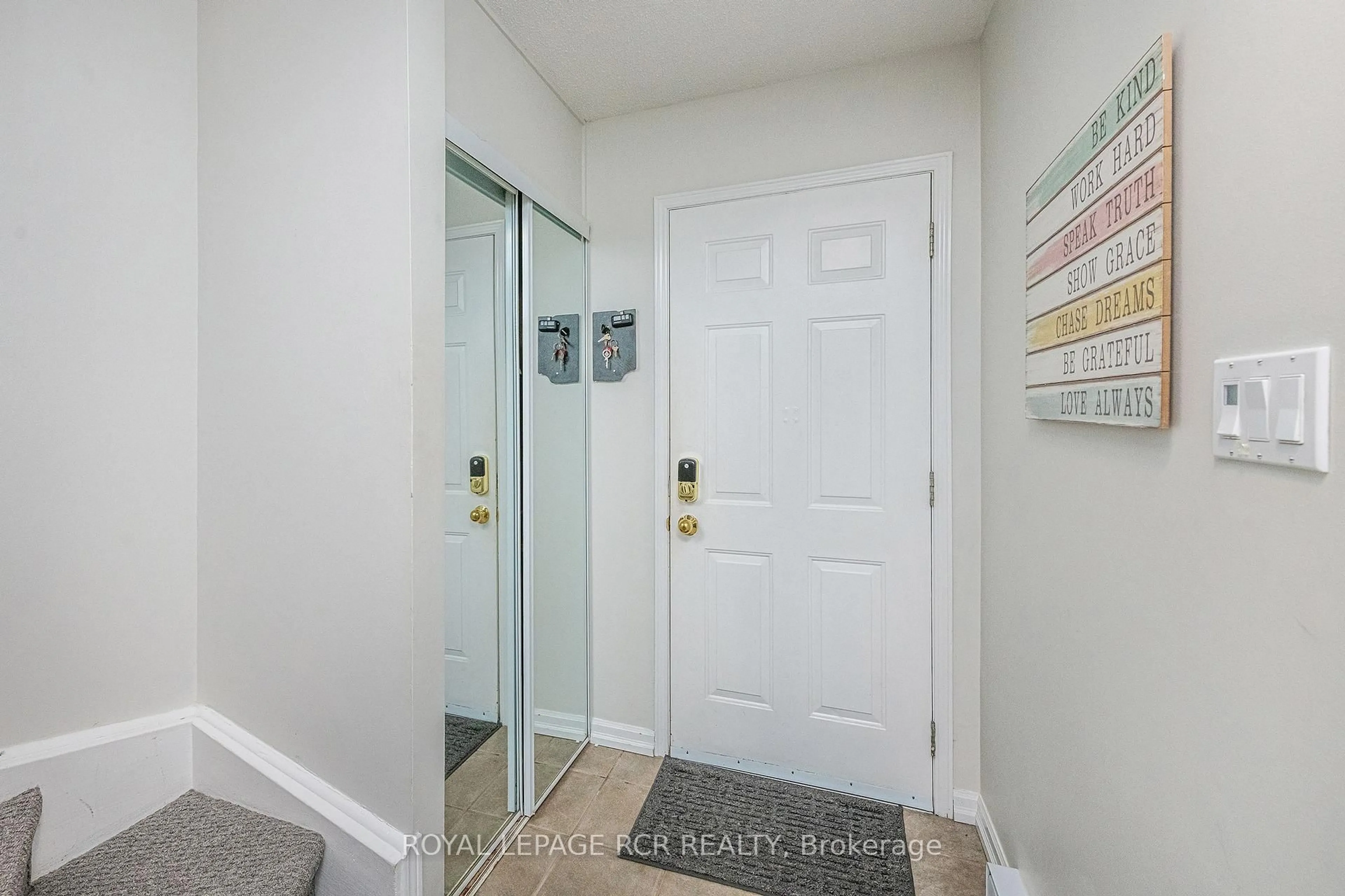 Indoor entryway for 31 Parkview Dr #39, Orangeville Ontario L9W 4H8