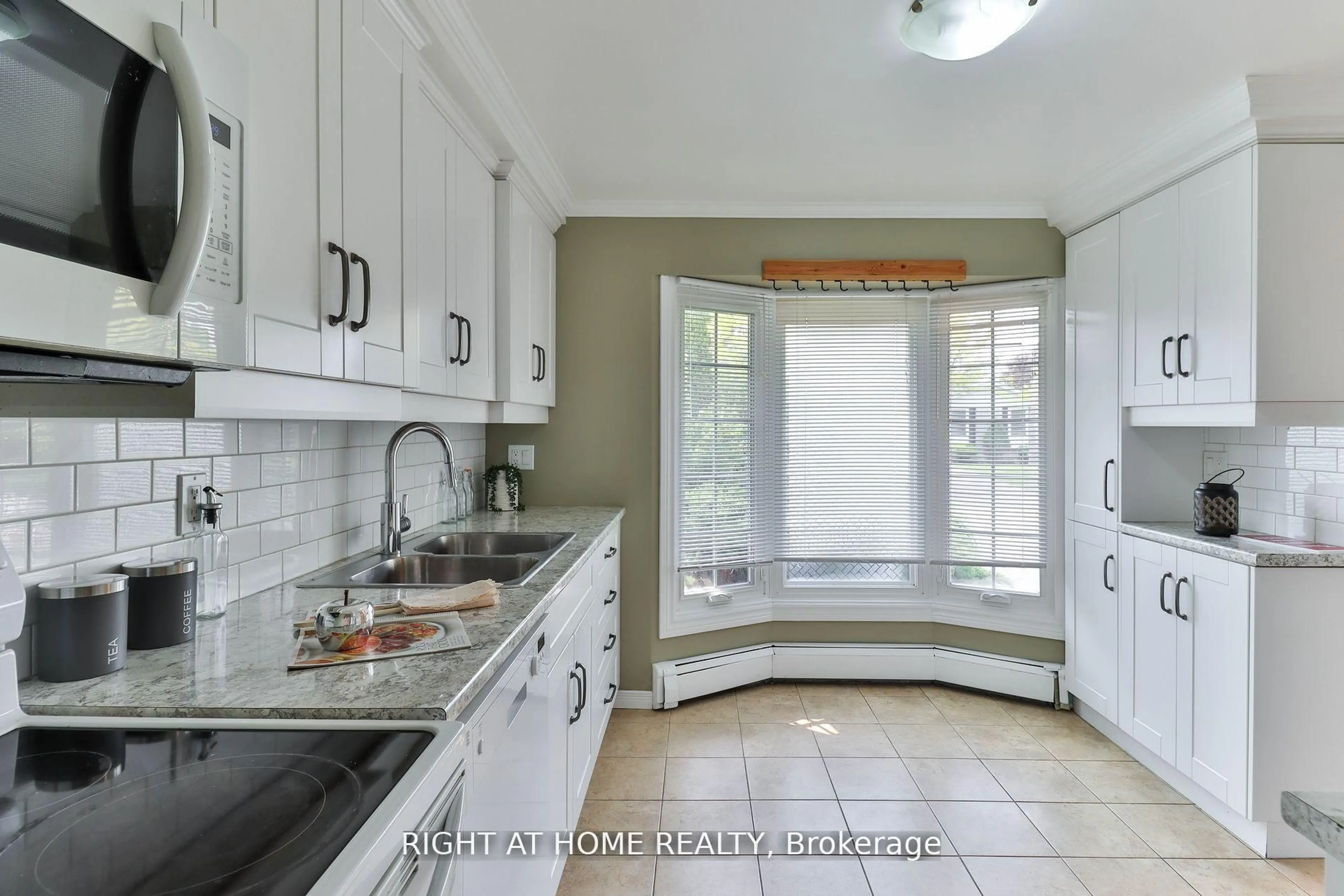 Standard kitchen, ceramic/tile floor for 12 Hill St, Halton Hills Ontario L7J 2W2