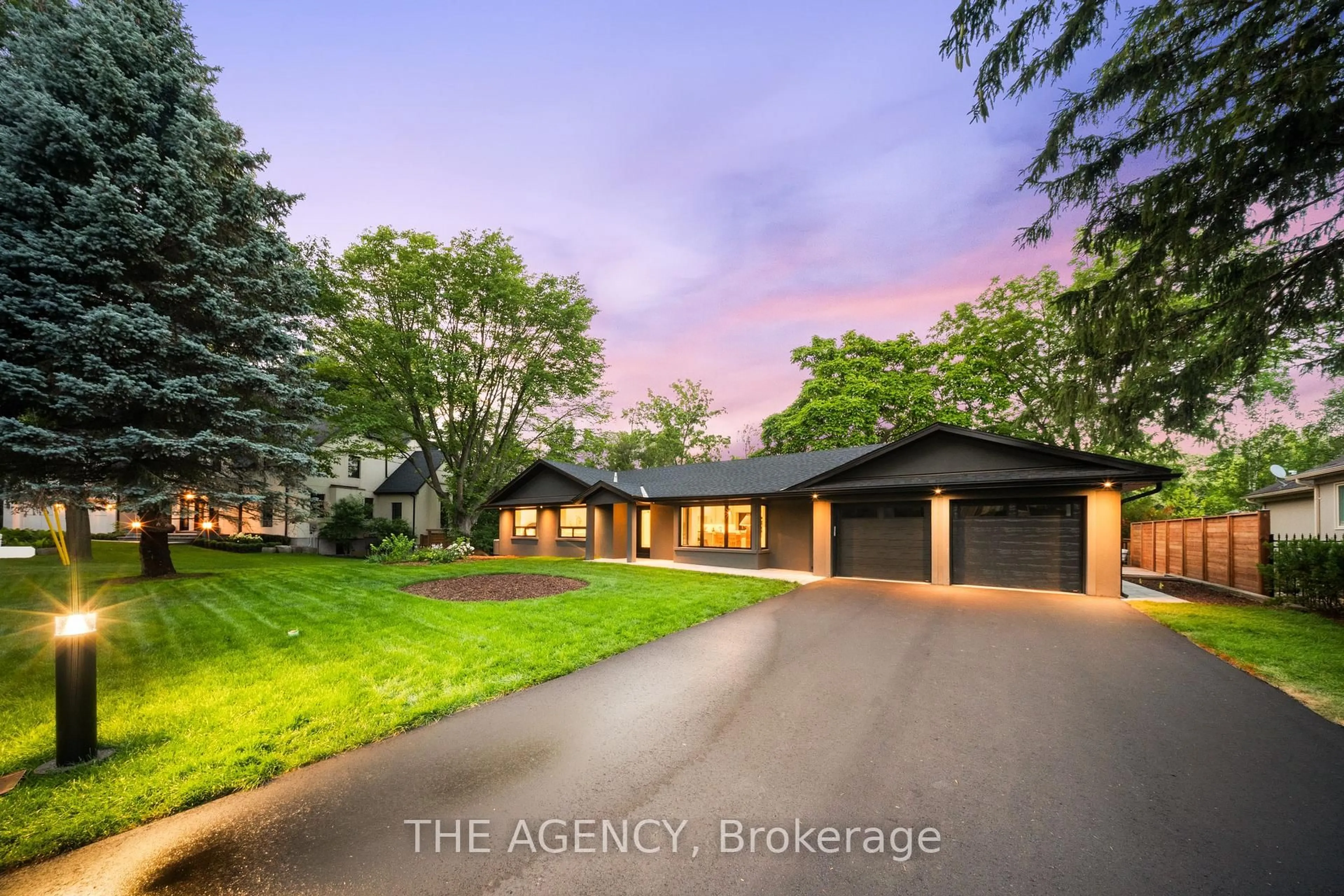 A pic from outside/outdoor area/front of a property/back of a property/a pic from drone, street for 201 Trelawn Ave, Oakville Ontario L6J 4R3