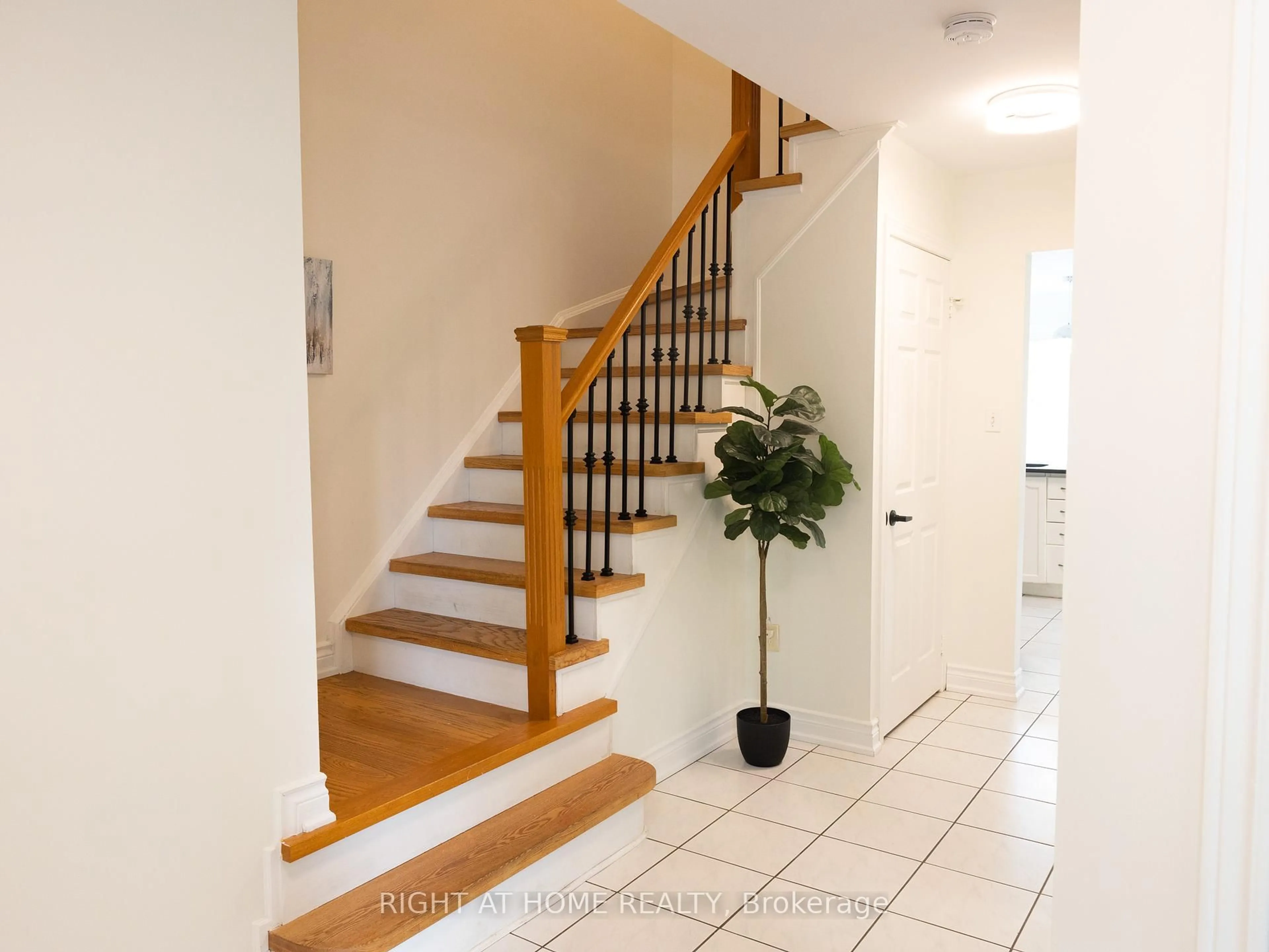 Unknown for 7031 Graydon Crt, Mississauga Ontario L5N 7H4