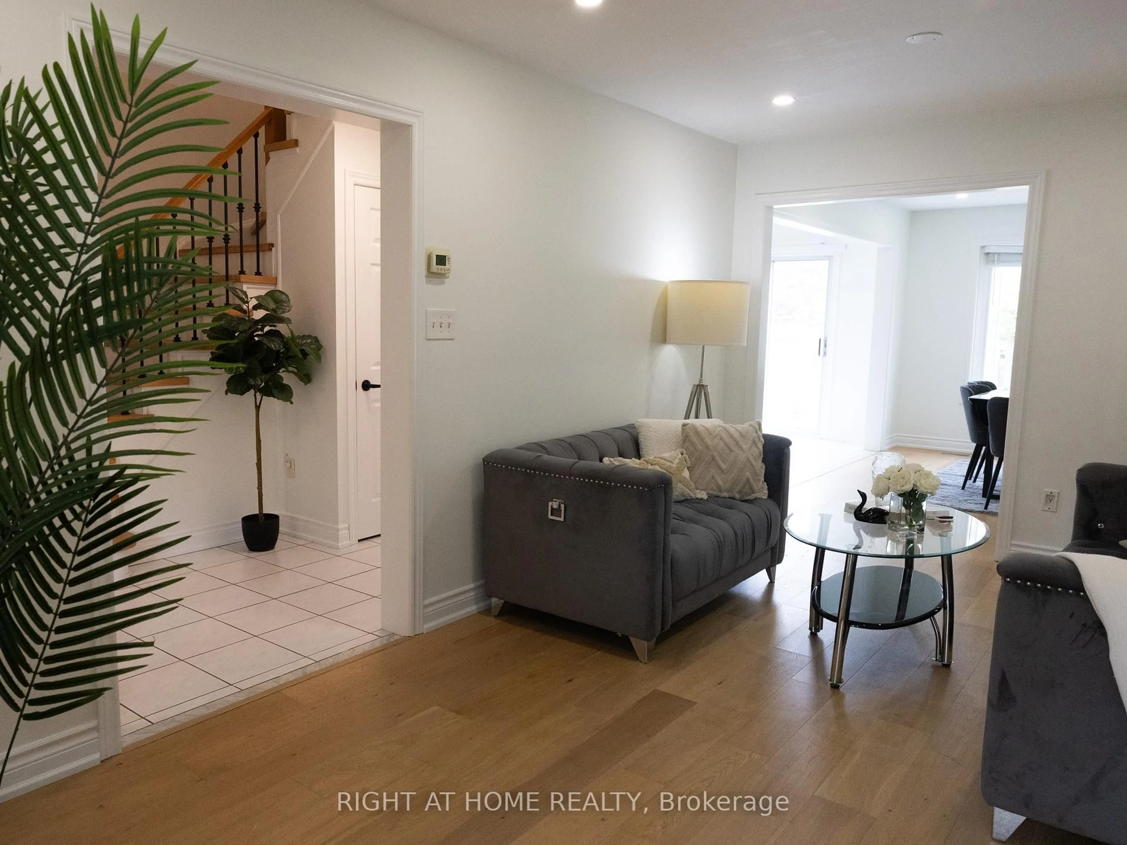 Indoor entryway for 7031 Graydon Crt, Mississauga Ontario L5N 7H4
