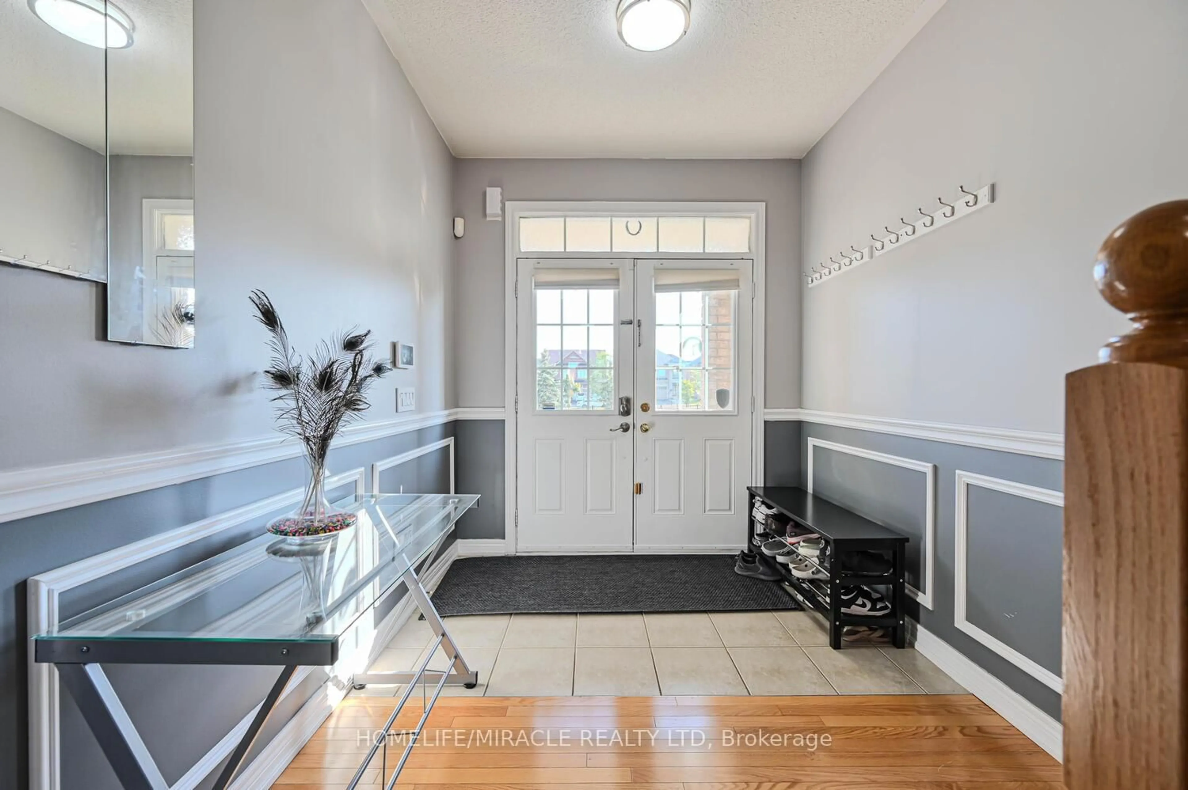 Indoor entryway for 49 Lesabre Cres, Brampton Ontario L6P 3R4