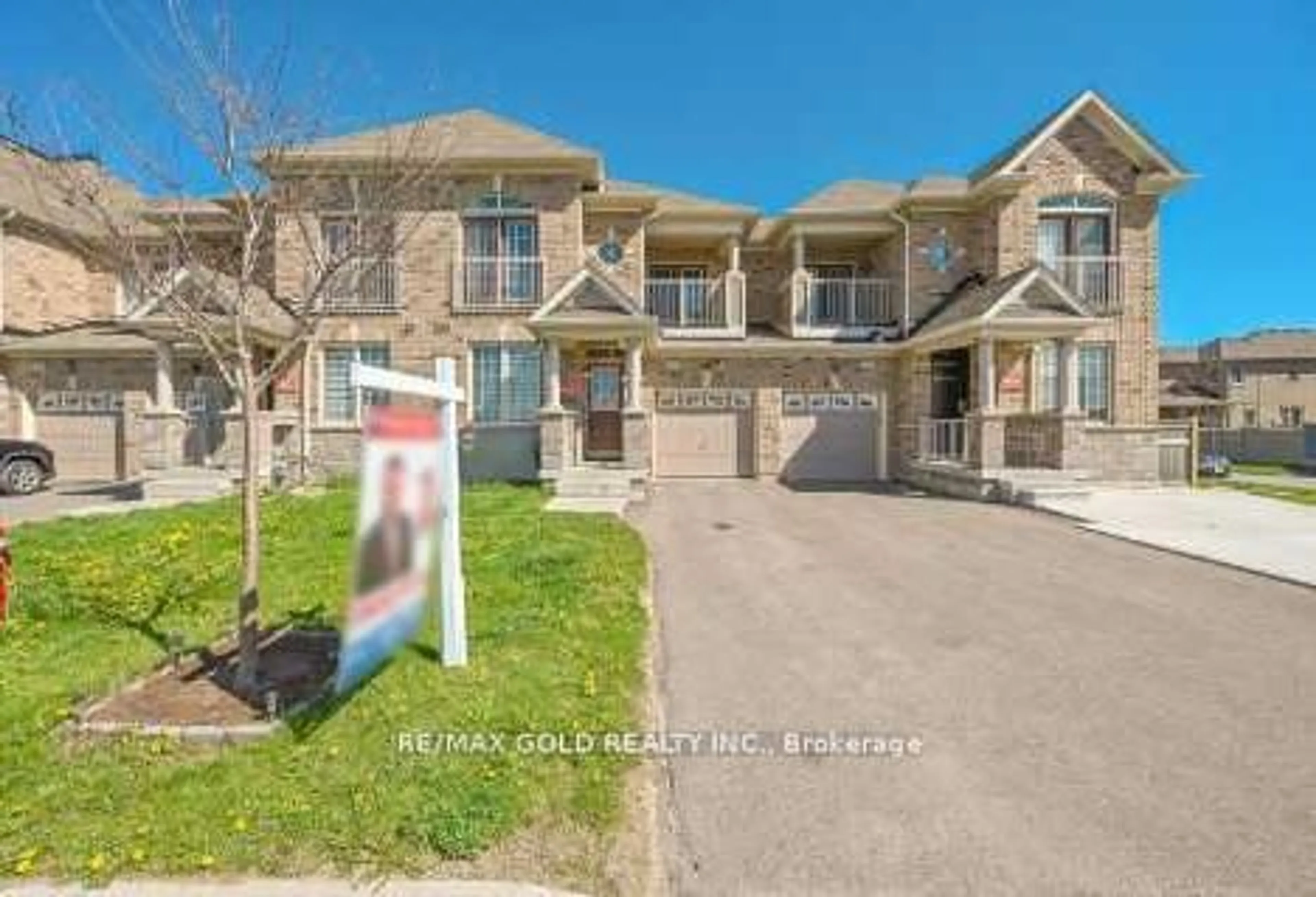 A pic from outside/outdoor area/front of a property/back of a property/a pic from drone, street for 27 Enclave Tr, Brampton Ontario L6R 0B3
