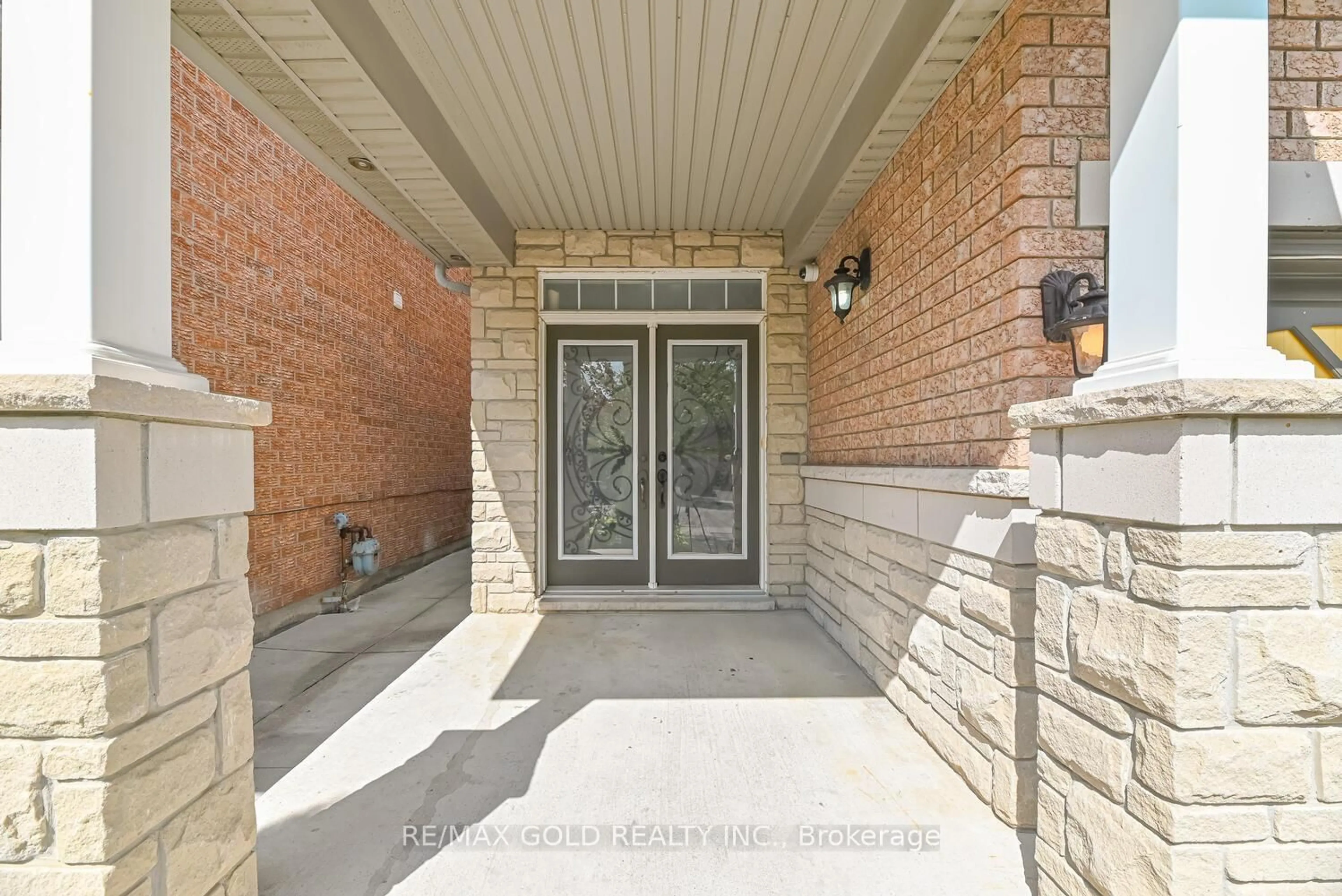Indoor entryway for 21 Sunnyvale Gate, Brampton Ontario L6S 6J3