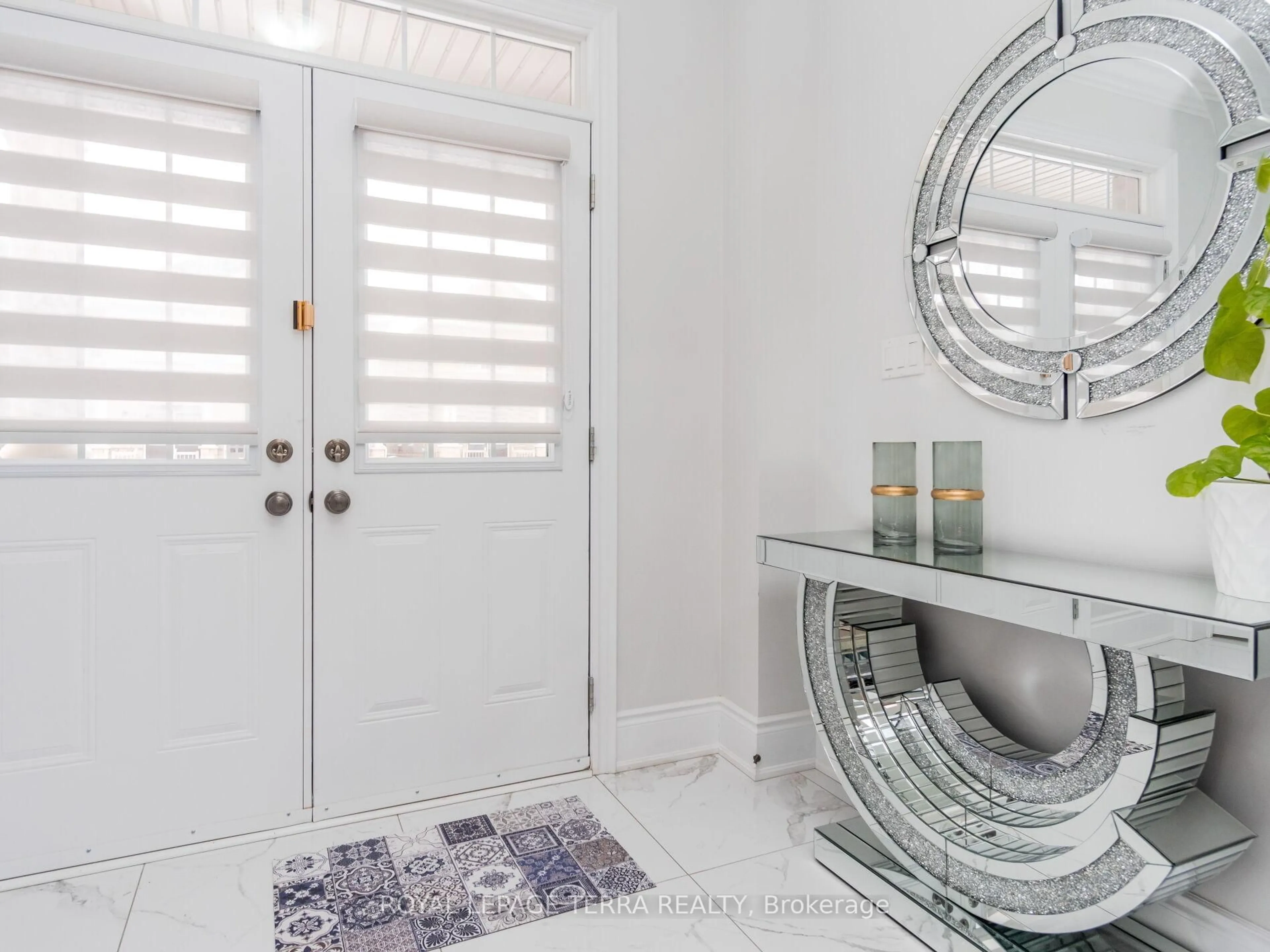 Indoor entryway for 114 Folgate Cres, Brampton Ontario L6R 4A6