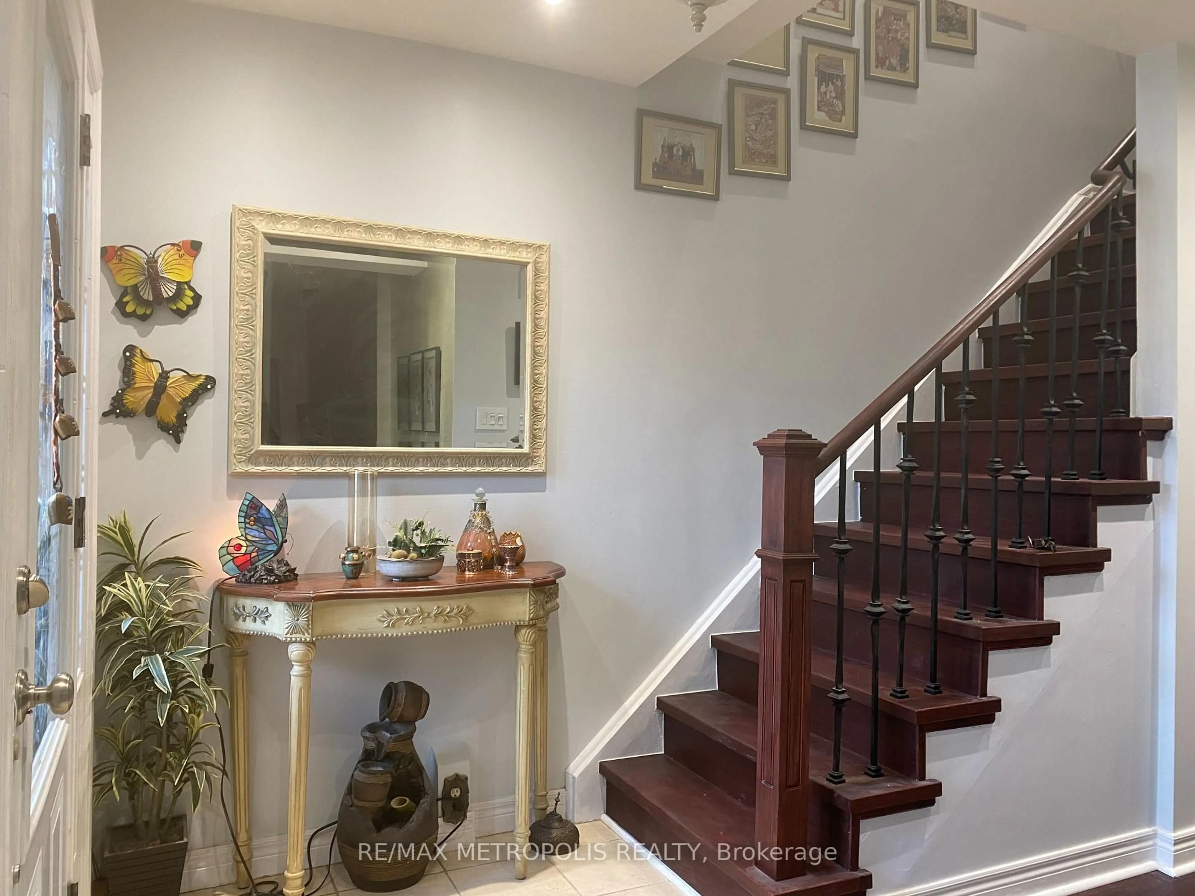 Indoor foyer for 80 Orsett St, Oakville Ontario L6H 2N9