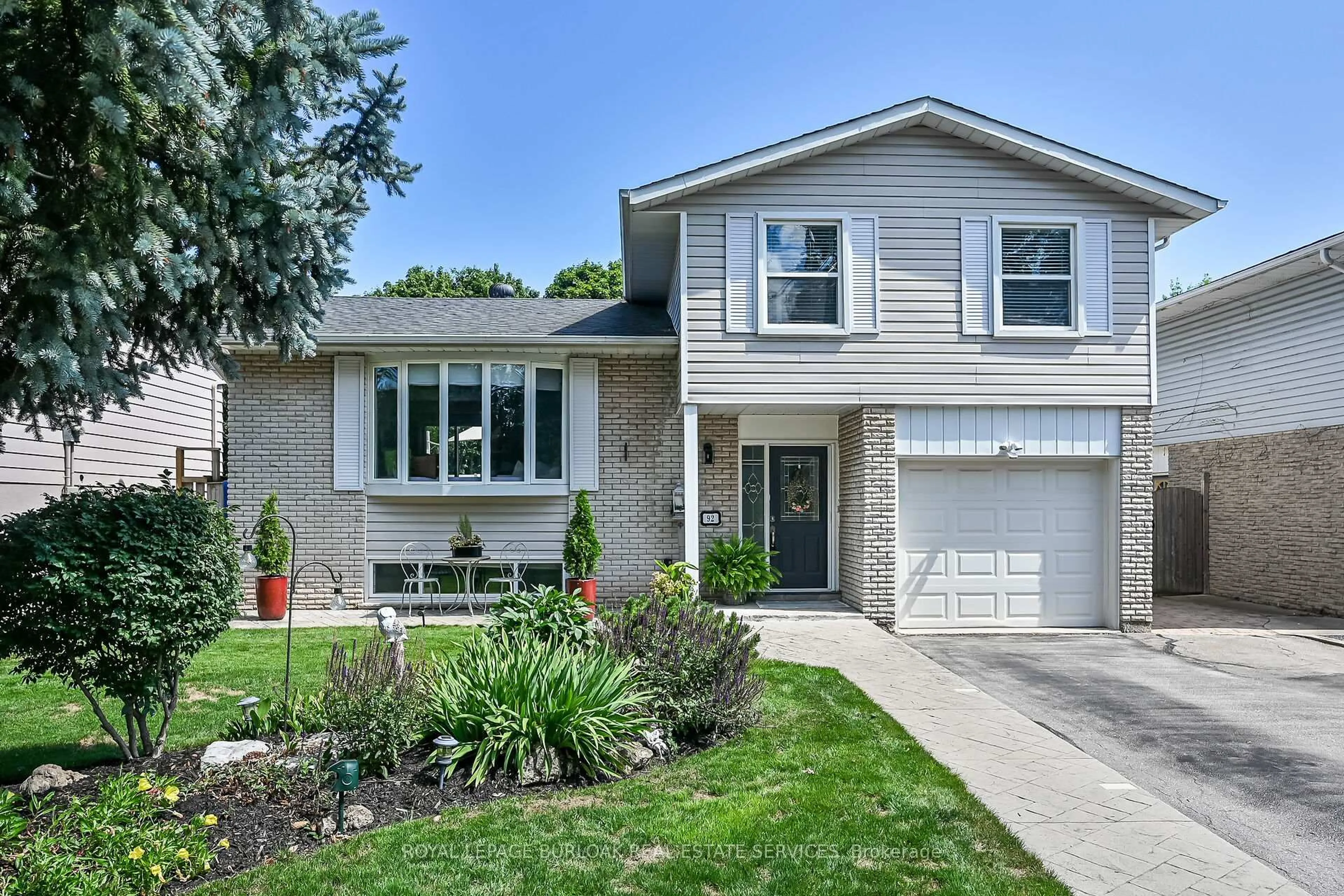 Home with vinyl exterior material, street for 92 Osborne Cres, Oakville Ontario L6H 1G1
