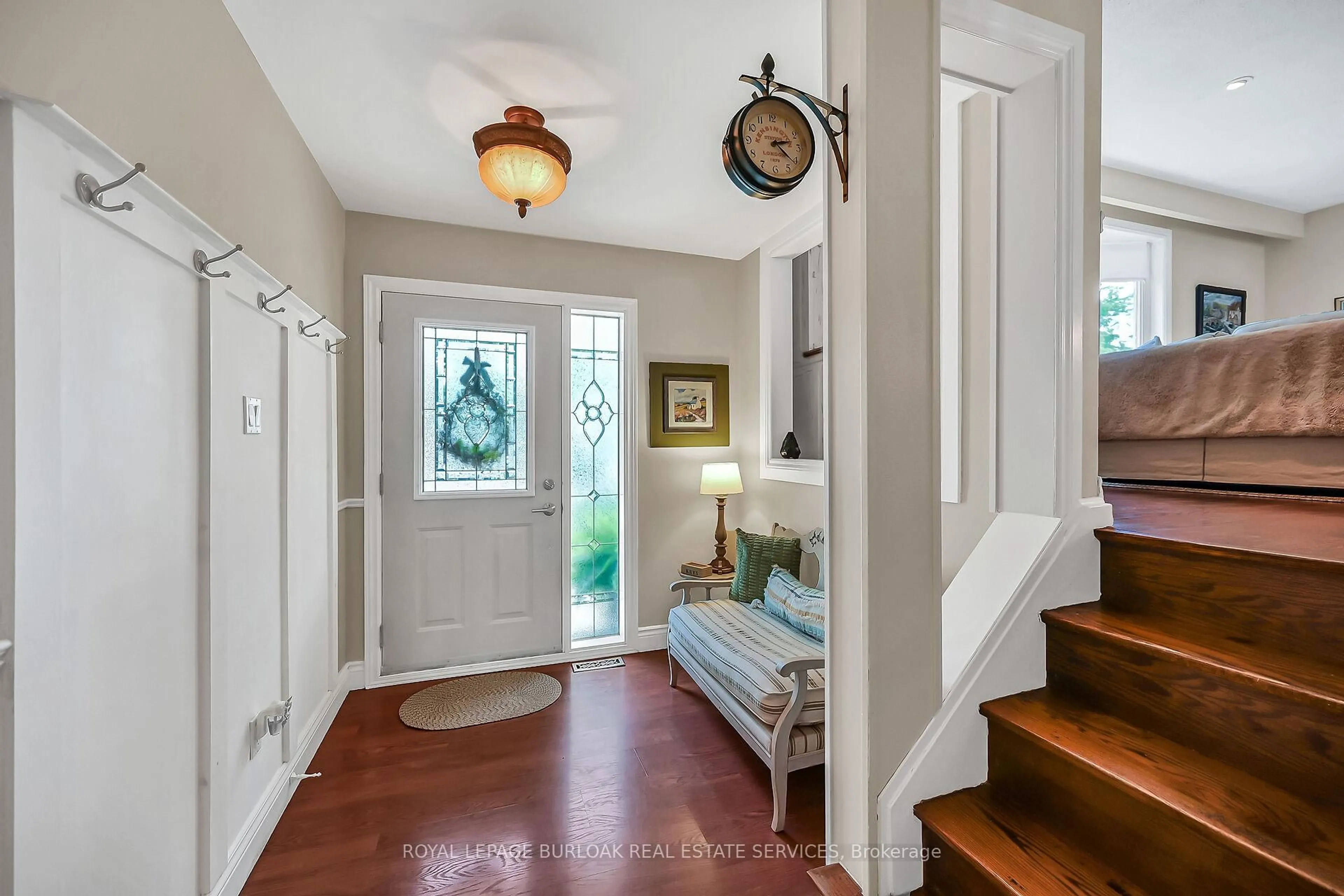 Indoor entryway for 92 Osborne Cres, Oakville Ontario L6H 1G1