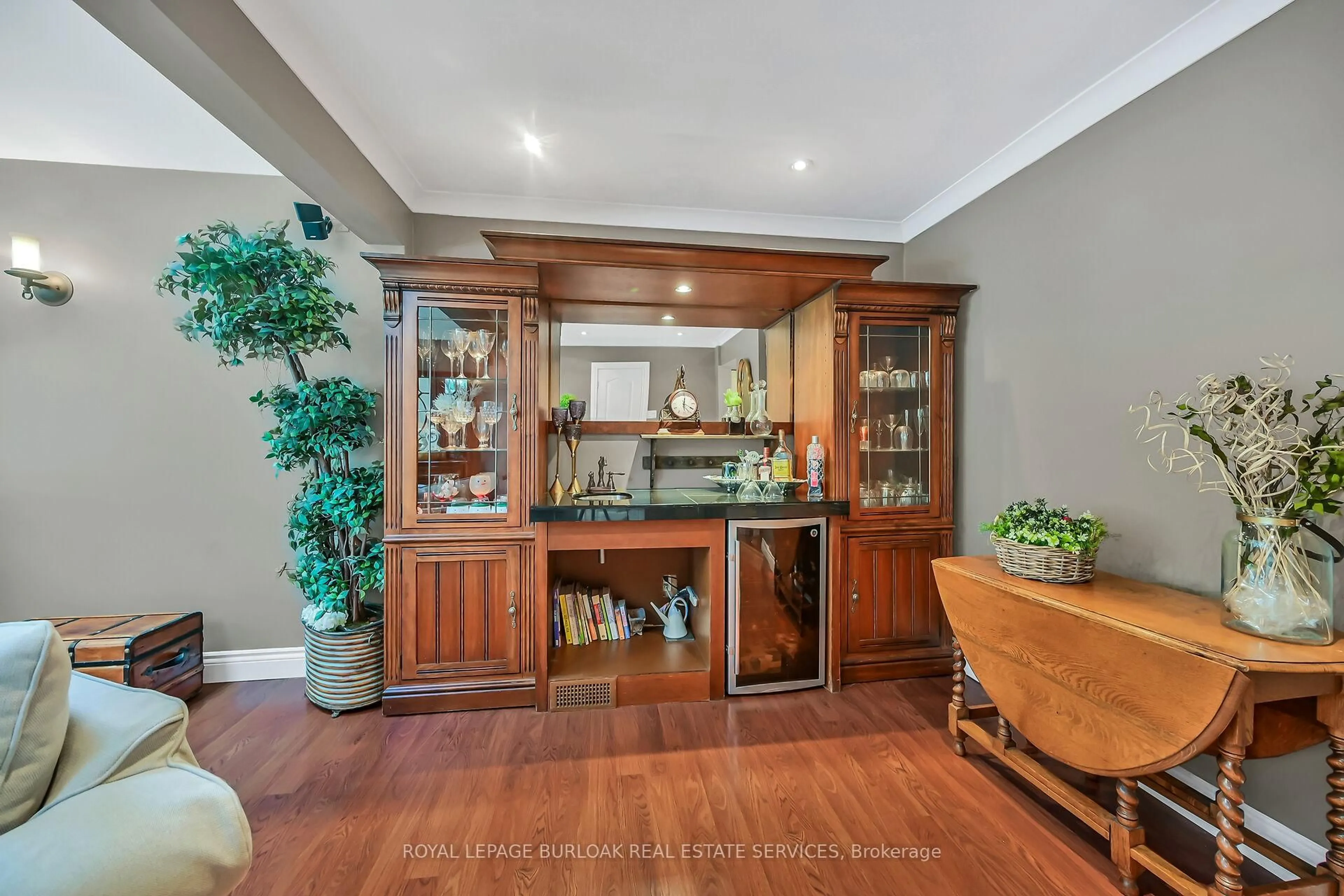 Open concept kitchen, unknown for 92 Osborne Cres, Oakville Ontario L6H 1G1