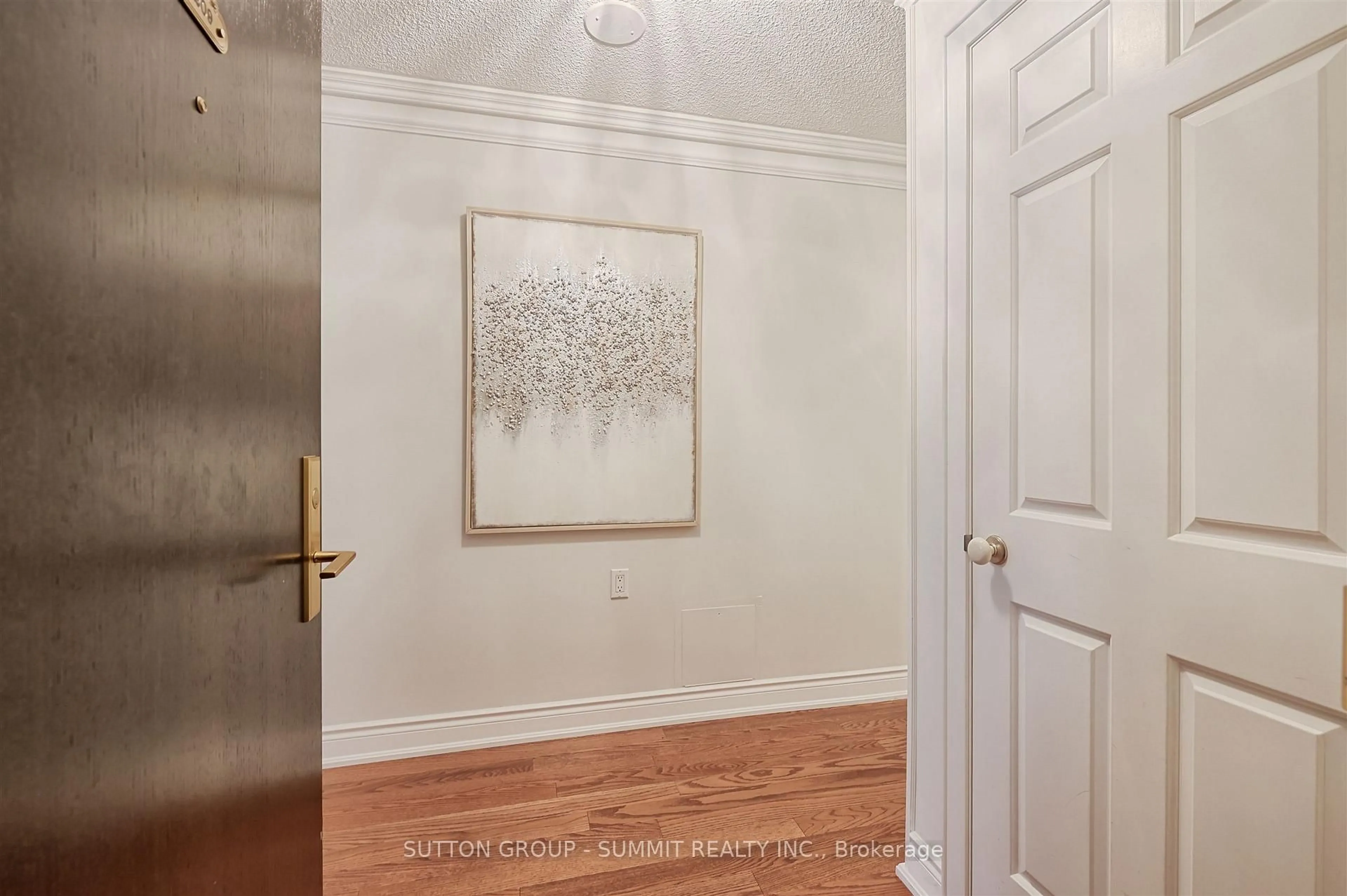 Indoor entryway for 55 Kingsbridge Garden Circ #209, Mississauga Ontario L5R 1Y1