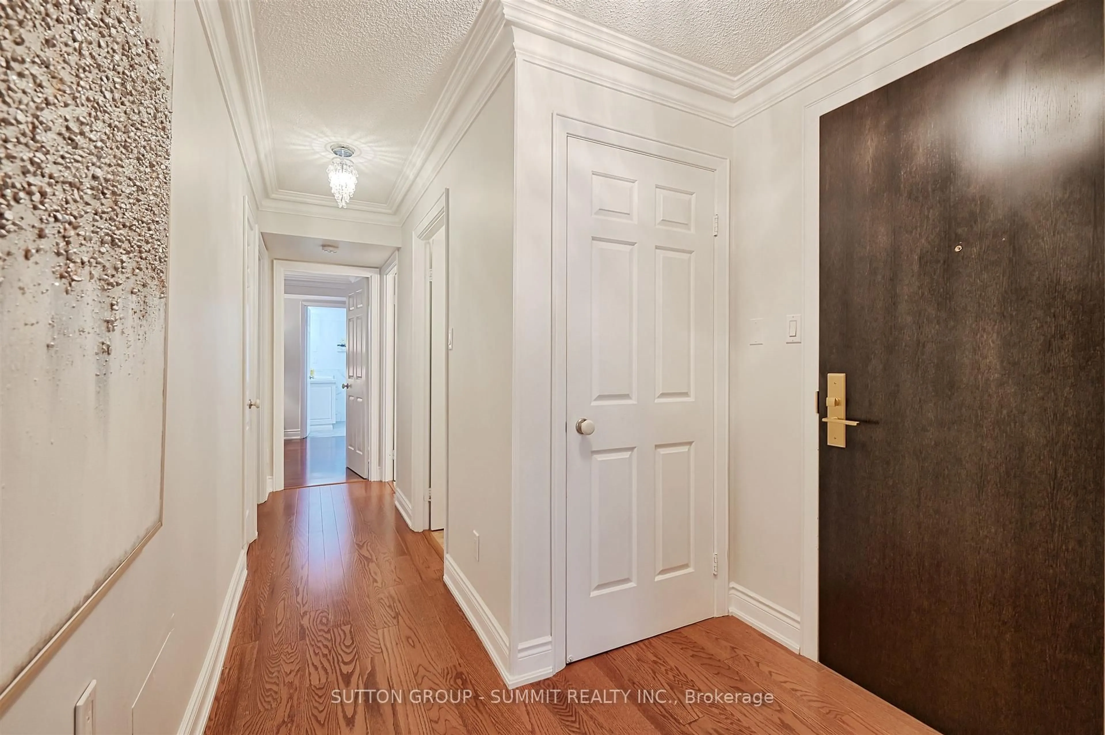 Indoor foyer for 55 Kingsbridge Garden Circ #209, Mississauga Ontario L5R 1Y1
