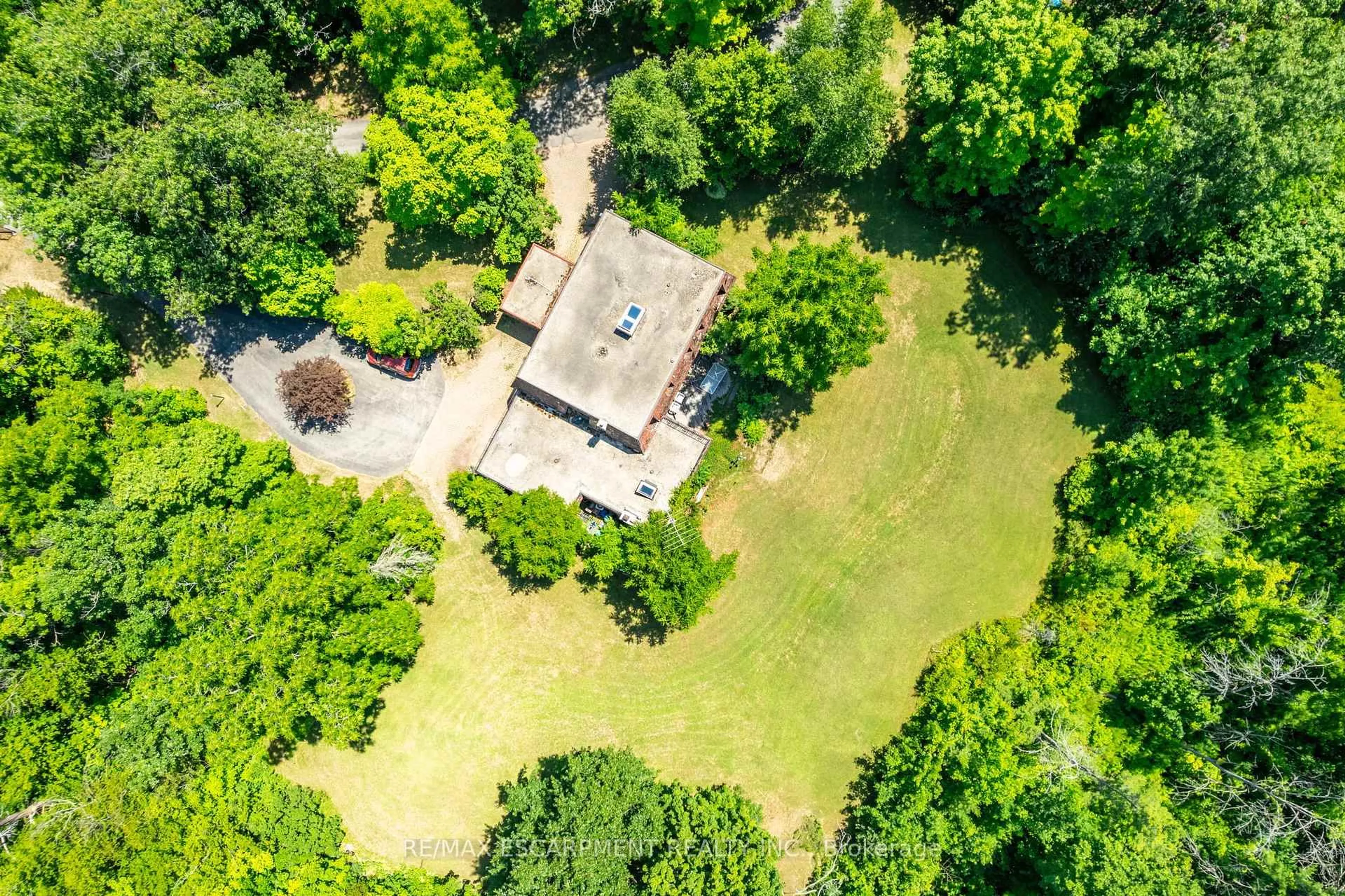 A pic from outside/outdoor area/front of a property/back of a property/a pic from drone, forest/trees view for 6746 Appleby Line, Burlington Ontario L7M 0P7