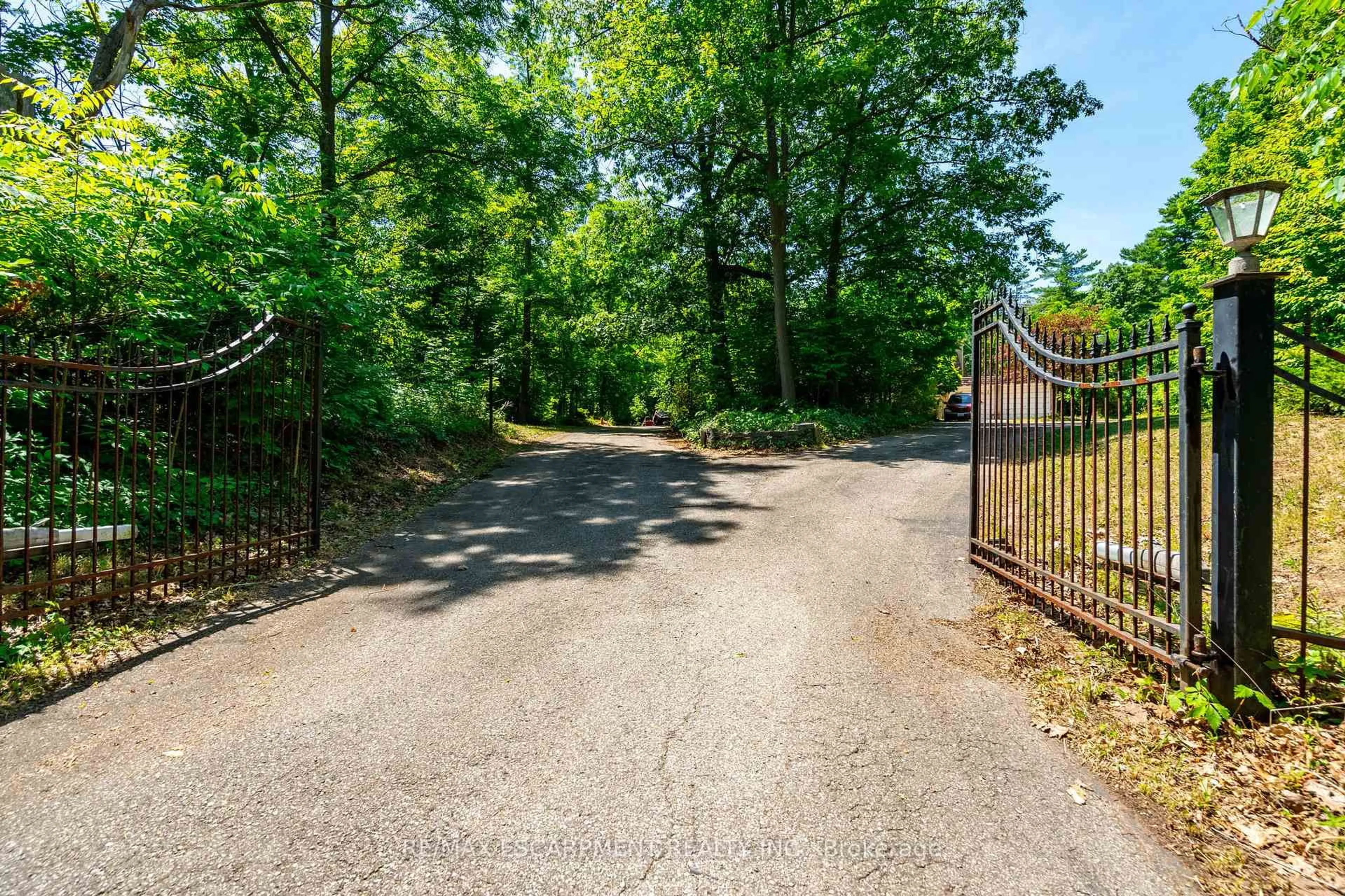 A pic from outside/outdoor area/front of a property/back of a property/a pic from drone, forest/trees view for 6746 Appleby Line, Burlington Ontario L7M 0P7