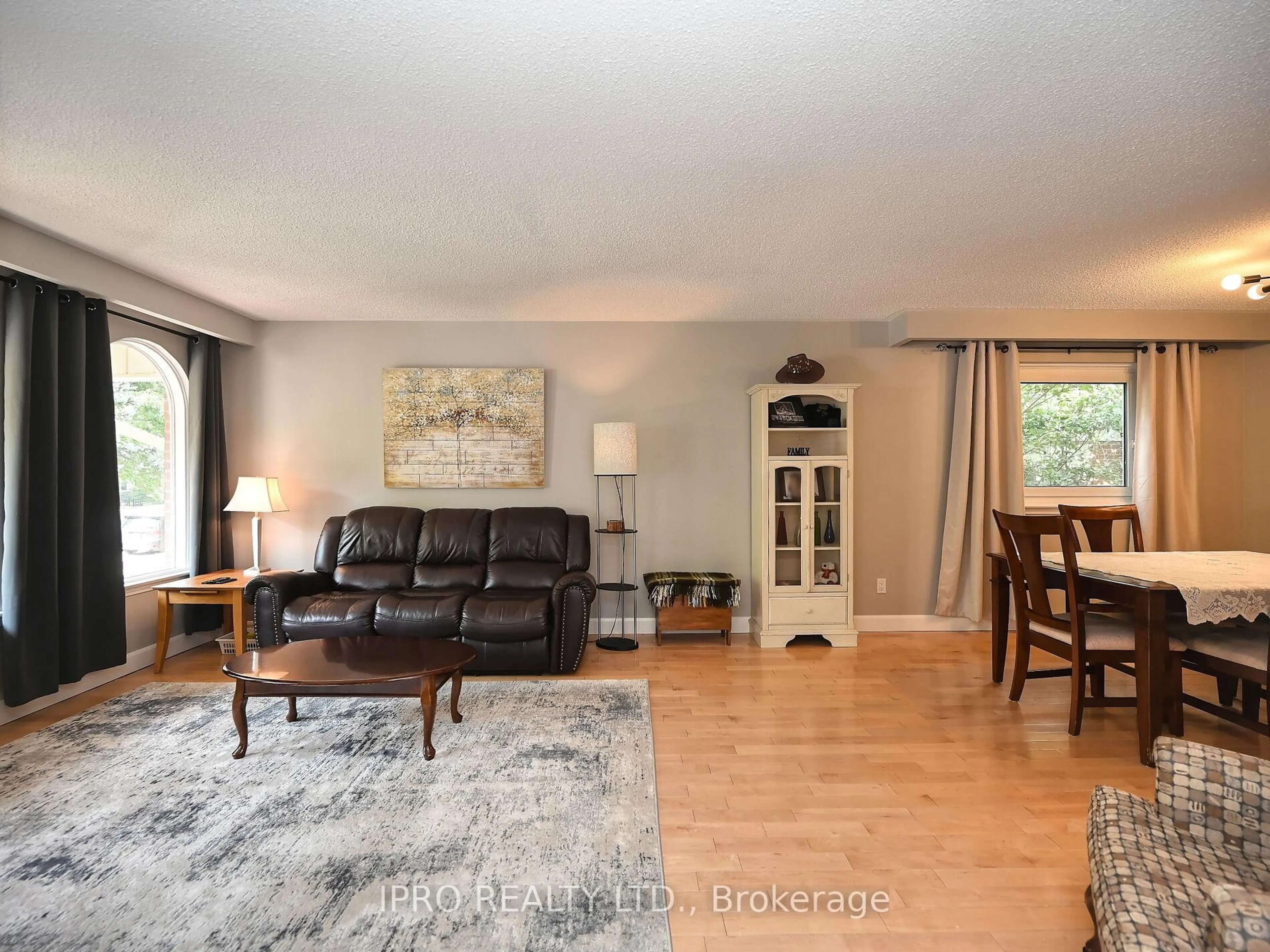 Living room with furniture, wood/laminate floor for 986 Vanier Dr, Mississauga Ontario L5H 3T7
