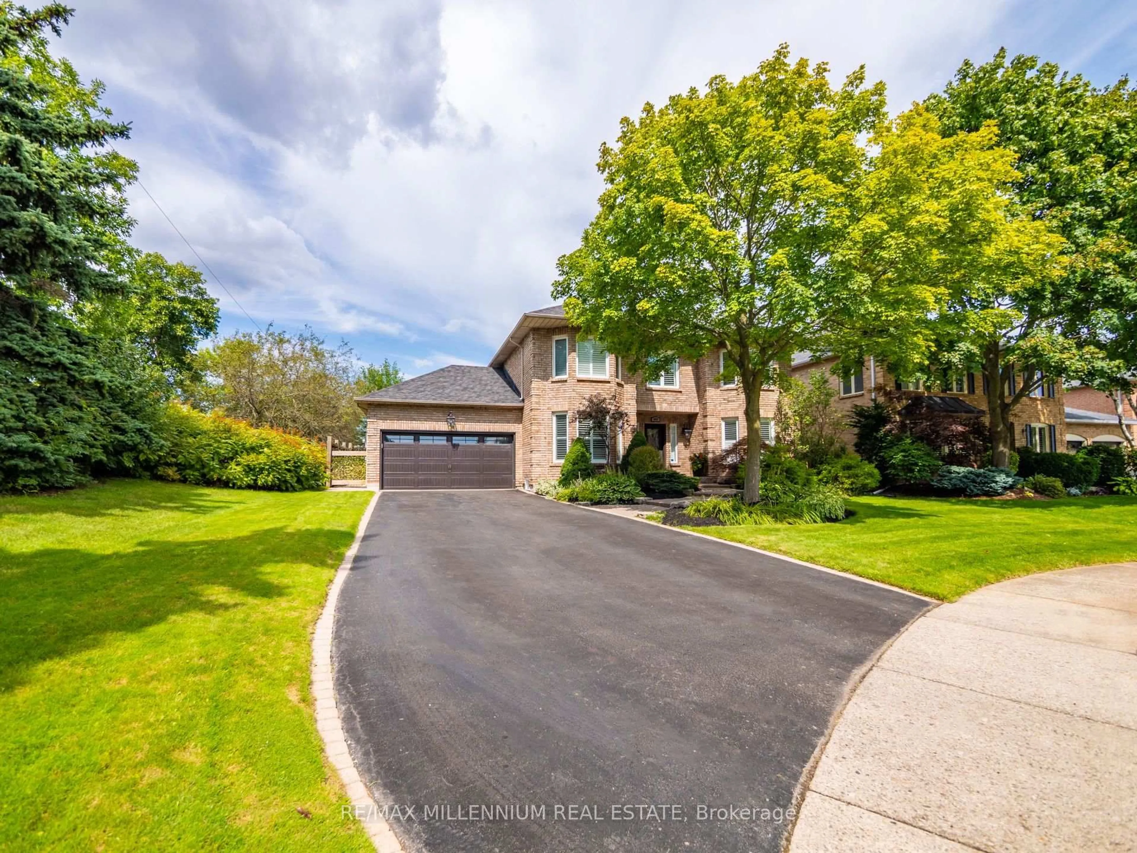 A pic from outside/outdoor area/front of a property/back of a property/a pic from drone, street for 1050 Masters Green Dr, Oakville Ontario L6M 2P1
