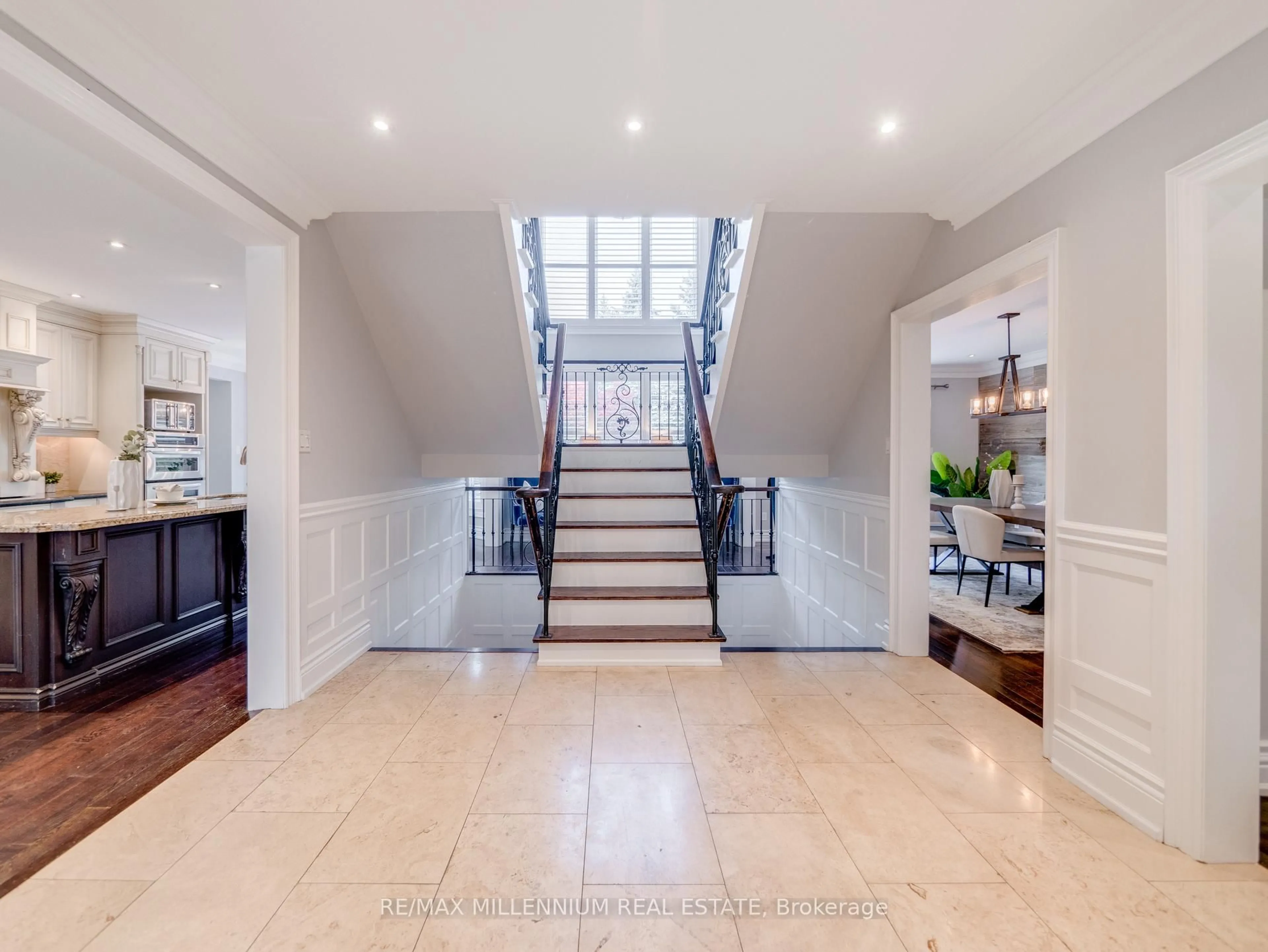 Indoor foyer for 1050 Masters Green Dr, Oakville Ontario L6M 2P1