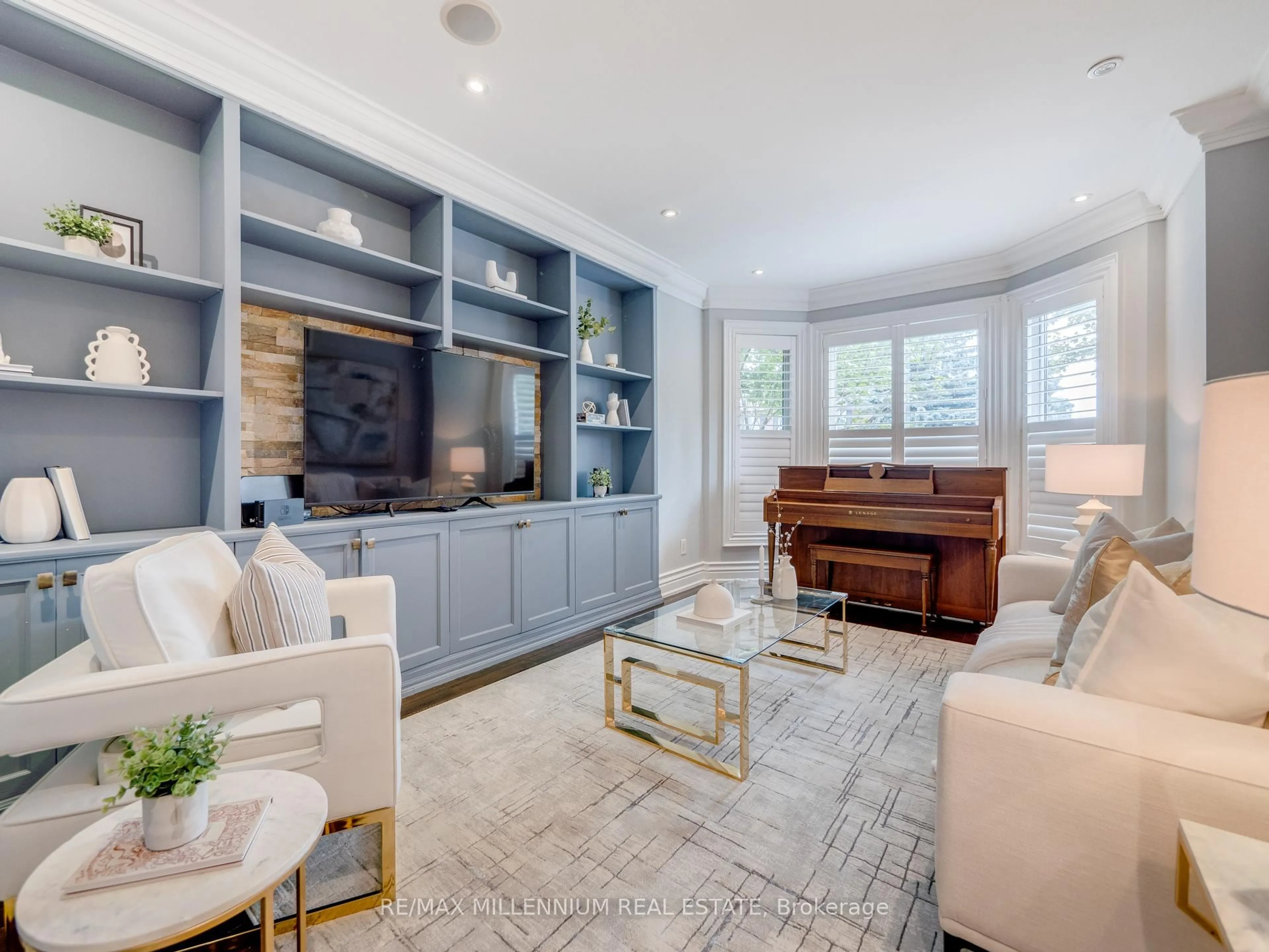Living room with furniture, unknown for 1050 Masters Green Dr, Oakville Ontario L6M 2P1