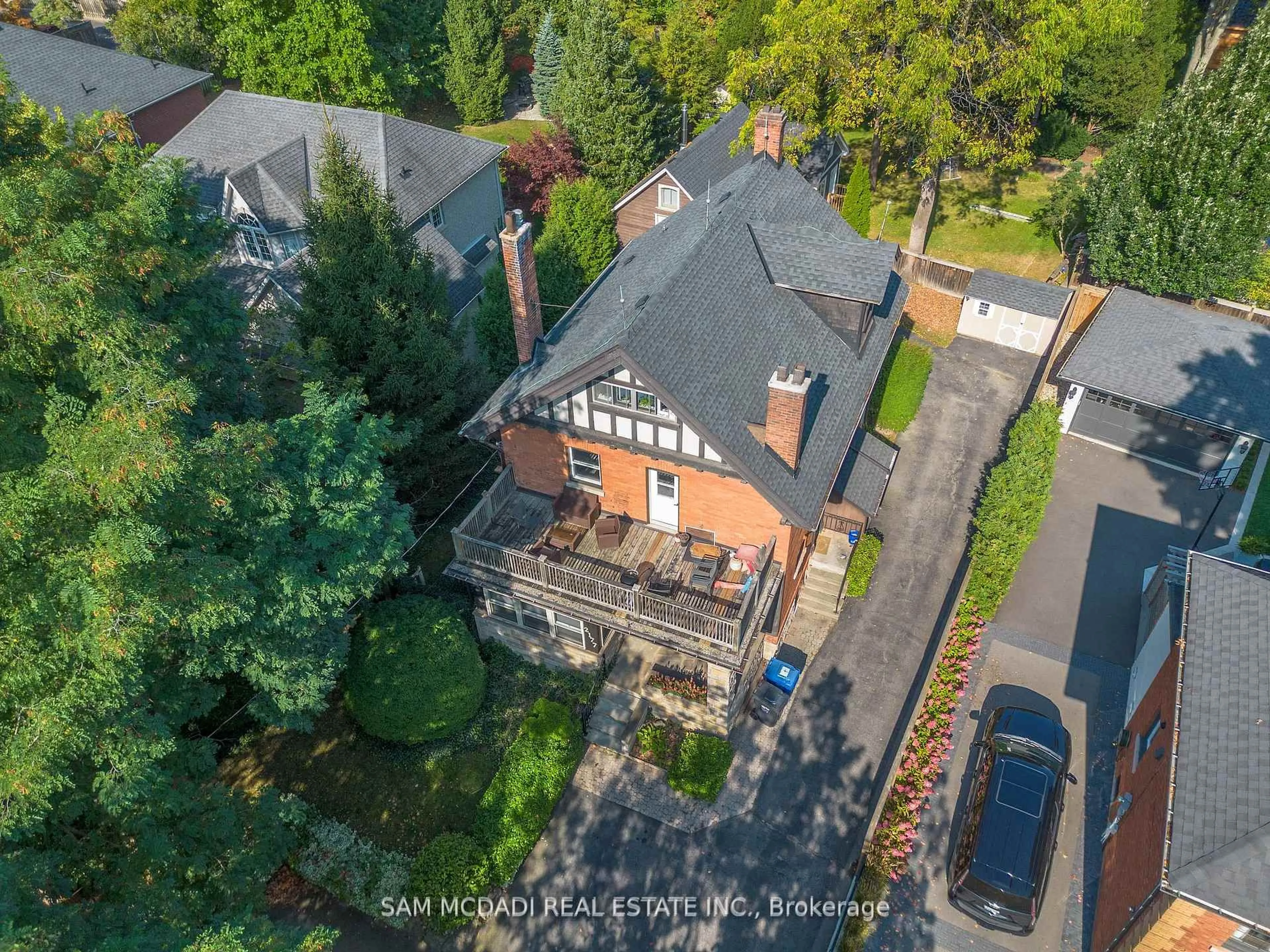 A pic from outside/outdoor area/front of a property/back of a property/a pic from drone, unknown for 2177 Lakeshore Rd, Burlington Ontario L7R 1A5