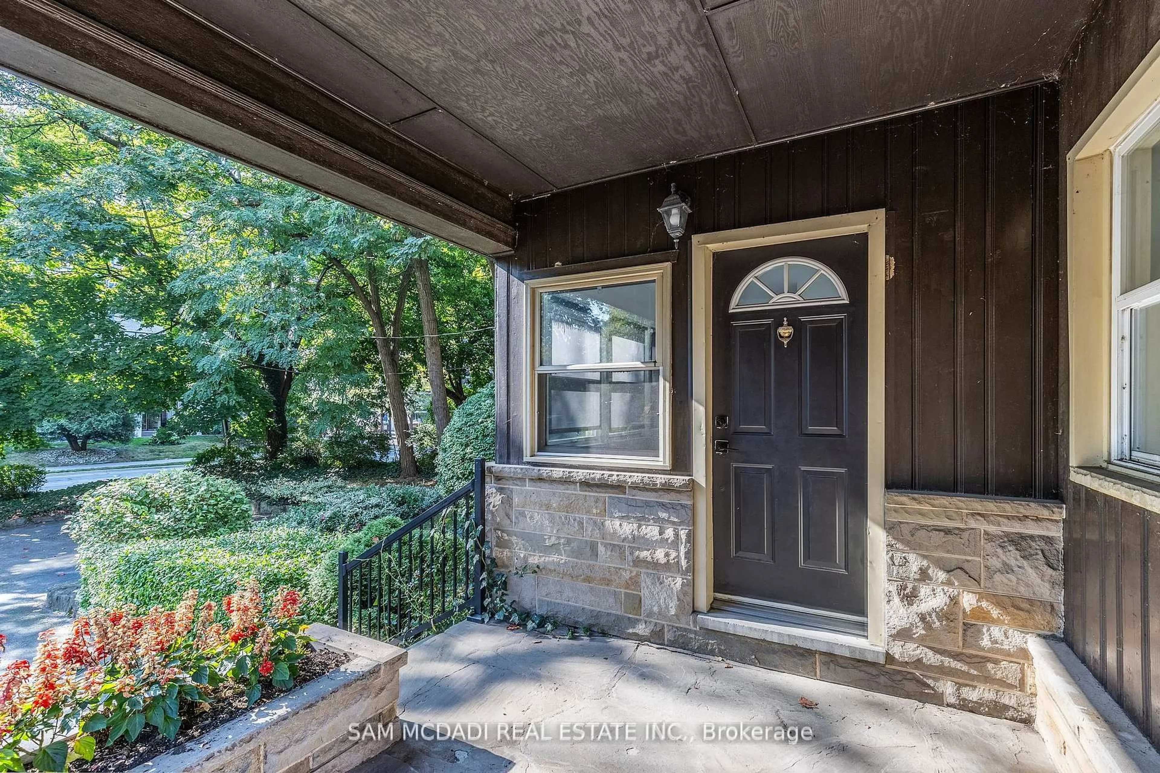 Indoor entryway for 2177 Lakeshore Rd, Burlington Ontario L7R 1A5