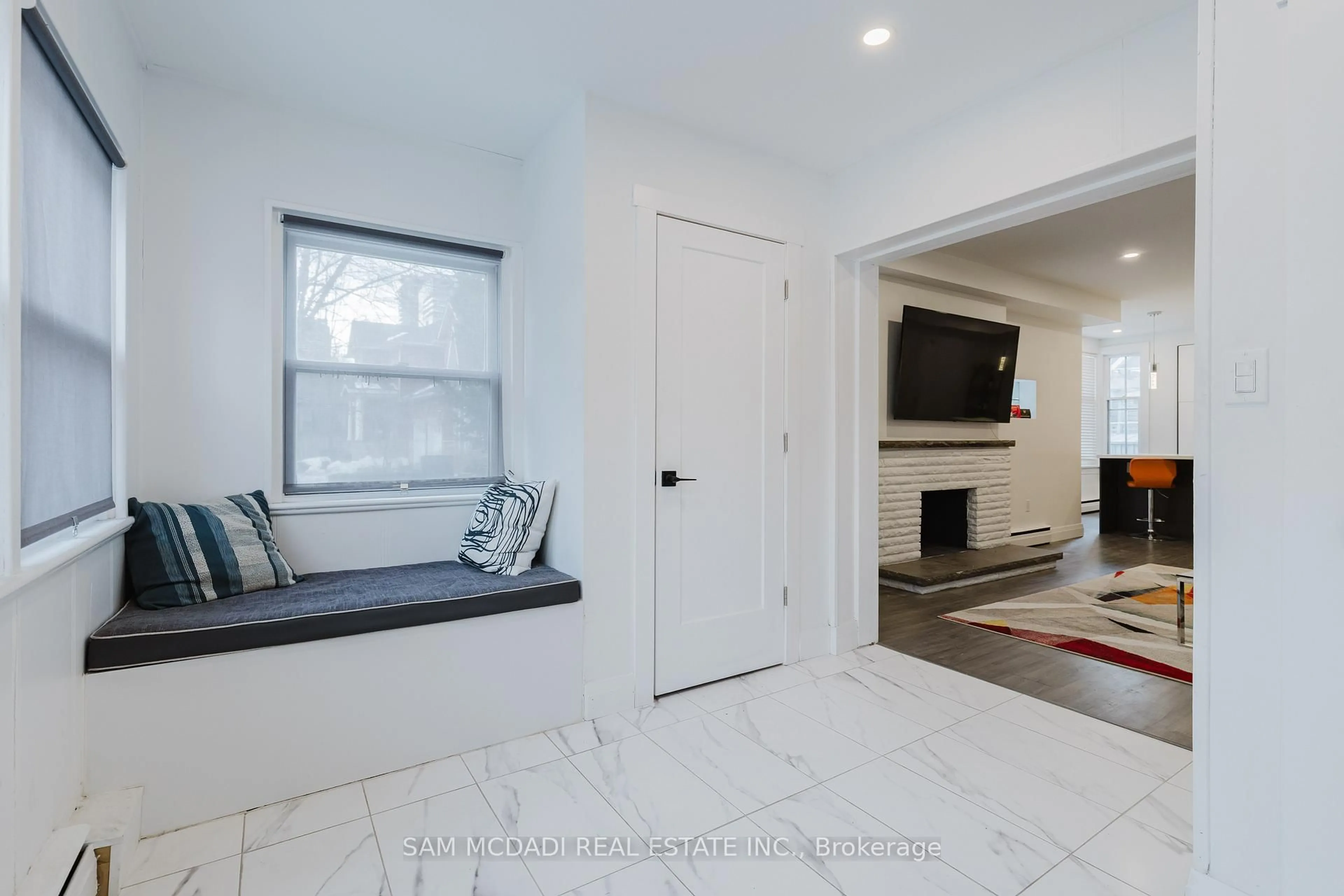 Indoor entryway for 2177 Lakeshore Rd, Burlington Ontario L7R 1A5