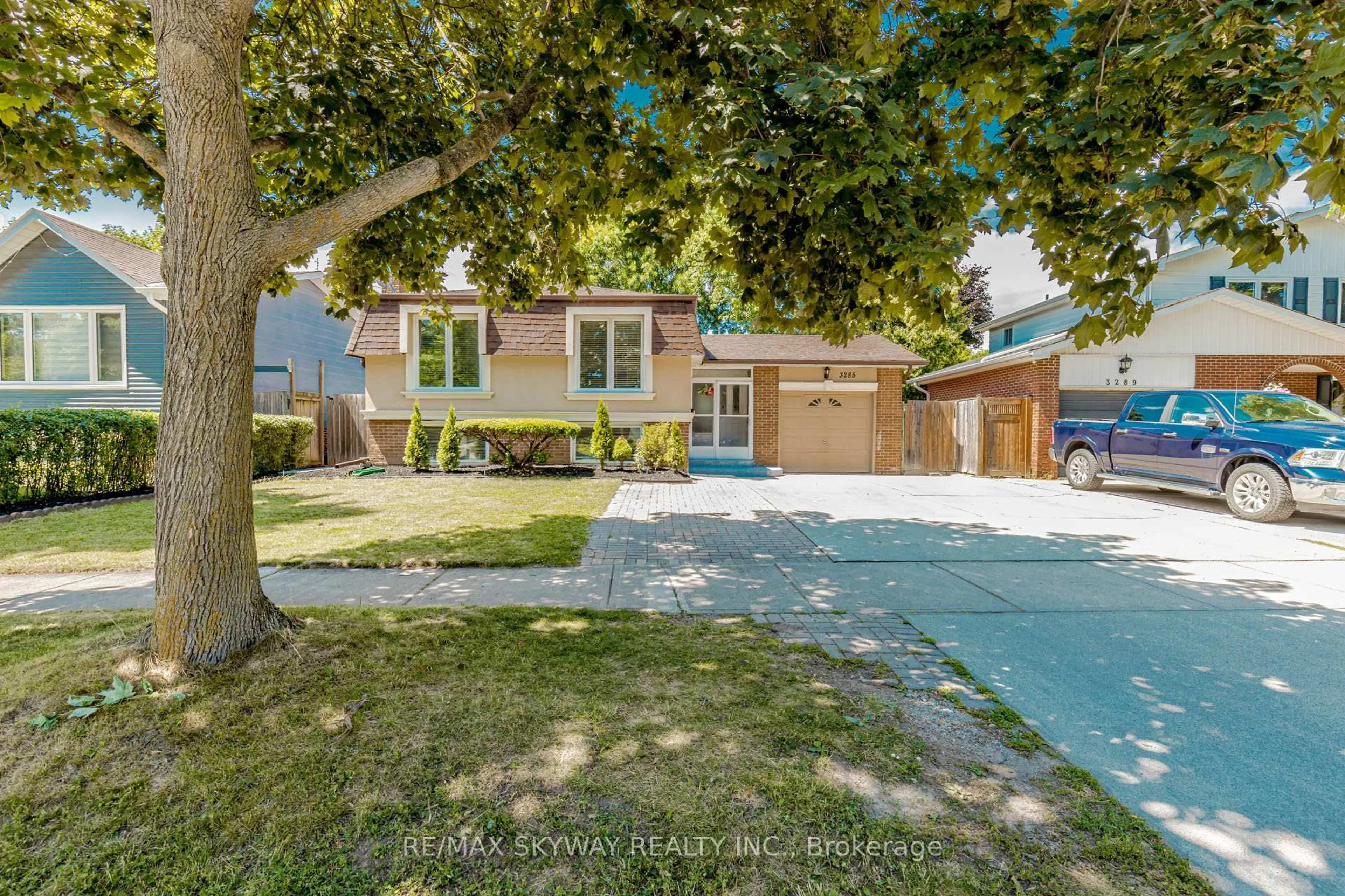 A pic from outside/outdoor area/front of a property/back of a property/a pic from drone, street for 3285 Lansdown Dr, Burlington Ontario L7M 1S4