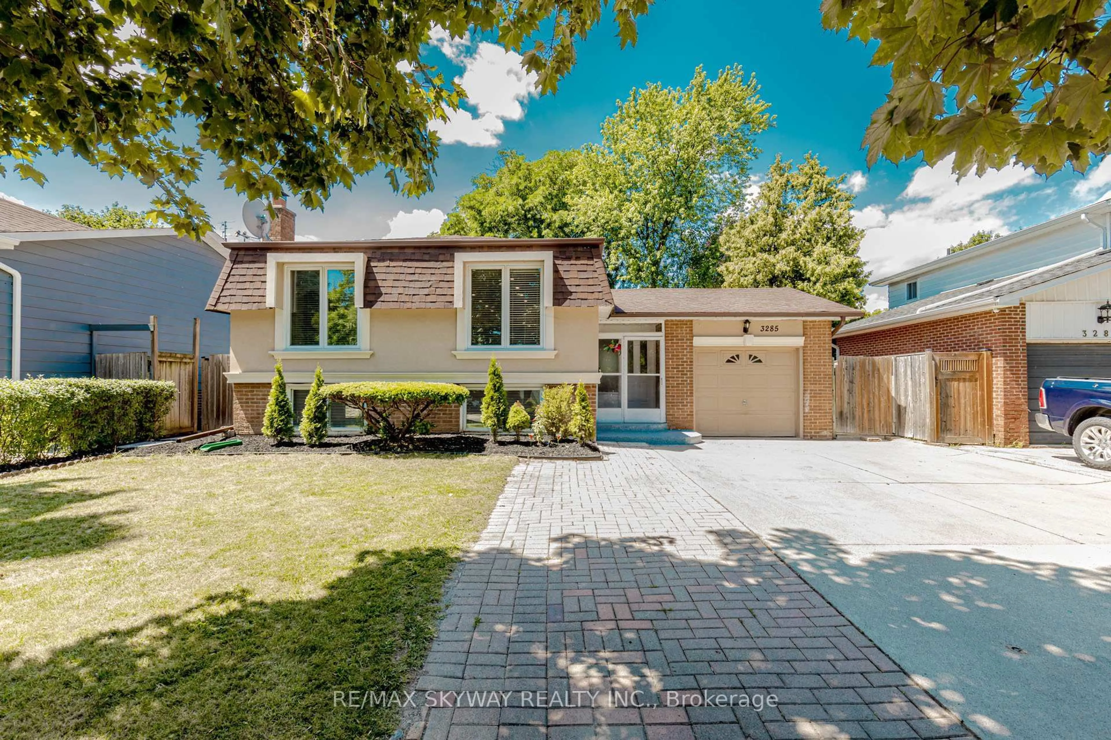 Home with brick exterior material, street for 3285 Lansdown Dr, Burlington Ontario L7M 1S4