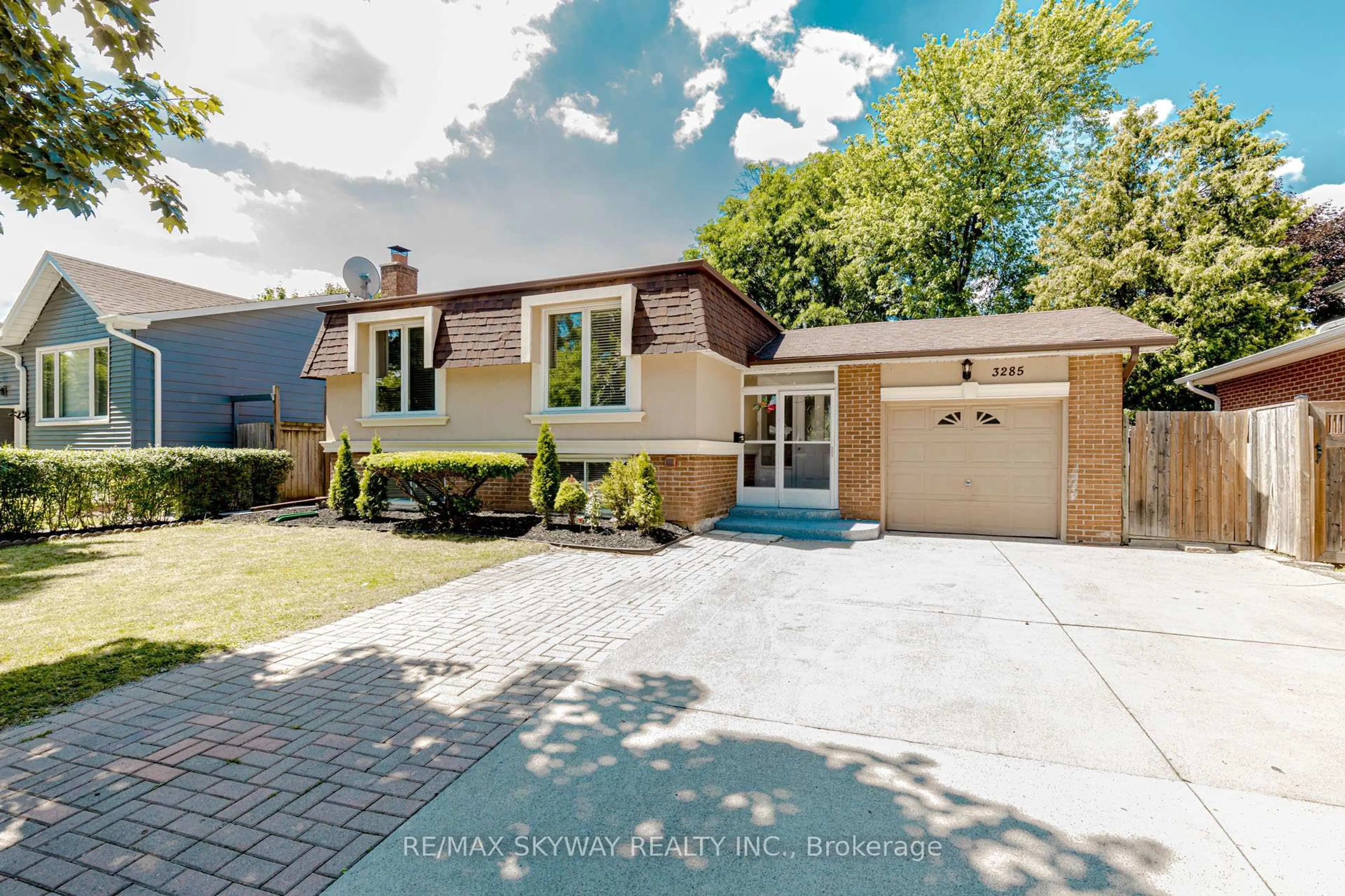 Home with brick exterior material, street for 3285 Lansdown Dr, Burlington Ontario L7M 1S4