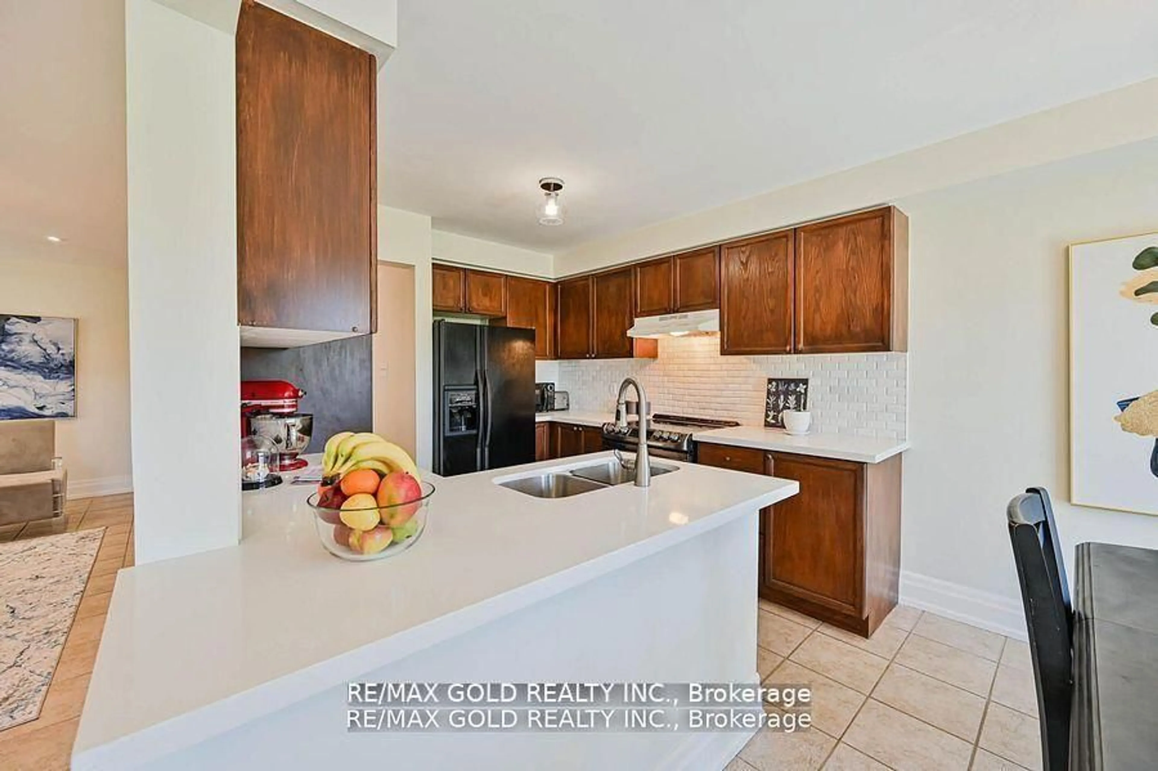Open concept kitchen, ceramic/tile floor for 8 Willow Park Dr, Brampton Ontario L6R 2M9