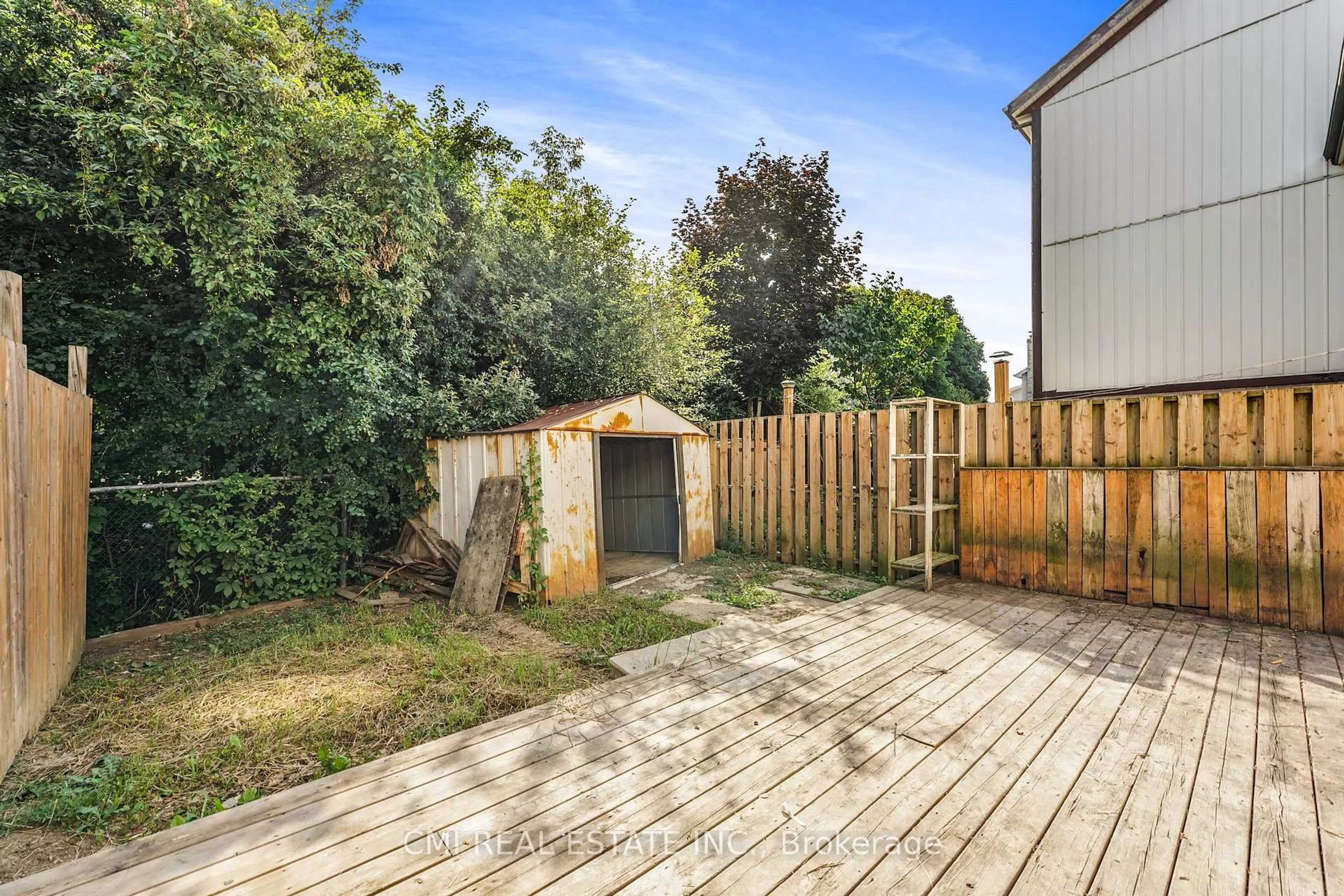 A pic from outside/outdoor area/front of a property/back of a property/a pic from drone, street for 72 Primrose Cres, Brampton Ontario L6Z 1E3