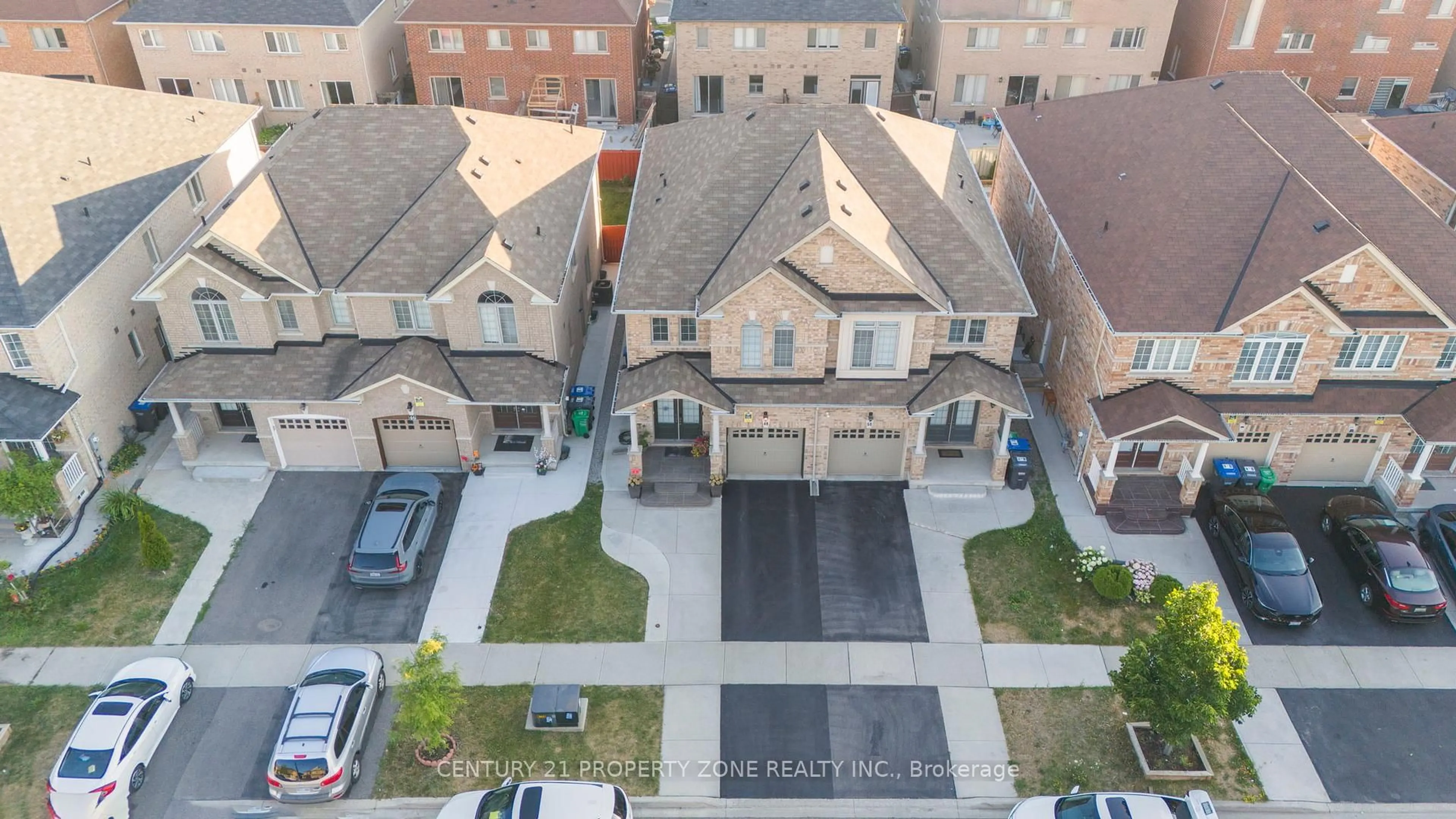 A pic from outside/outdoor area/front of a property/back of a property/a pic from drone, unknown for 48 Durango Dr, Brampton Ontario L6X 5H3