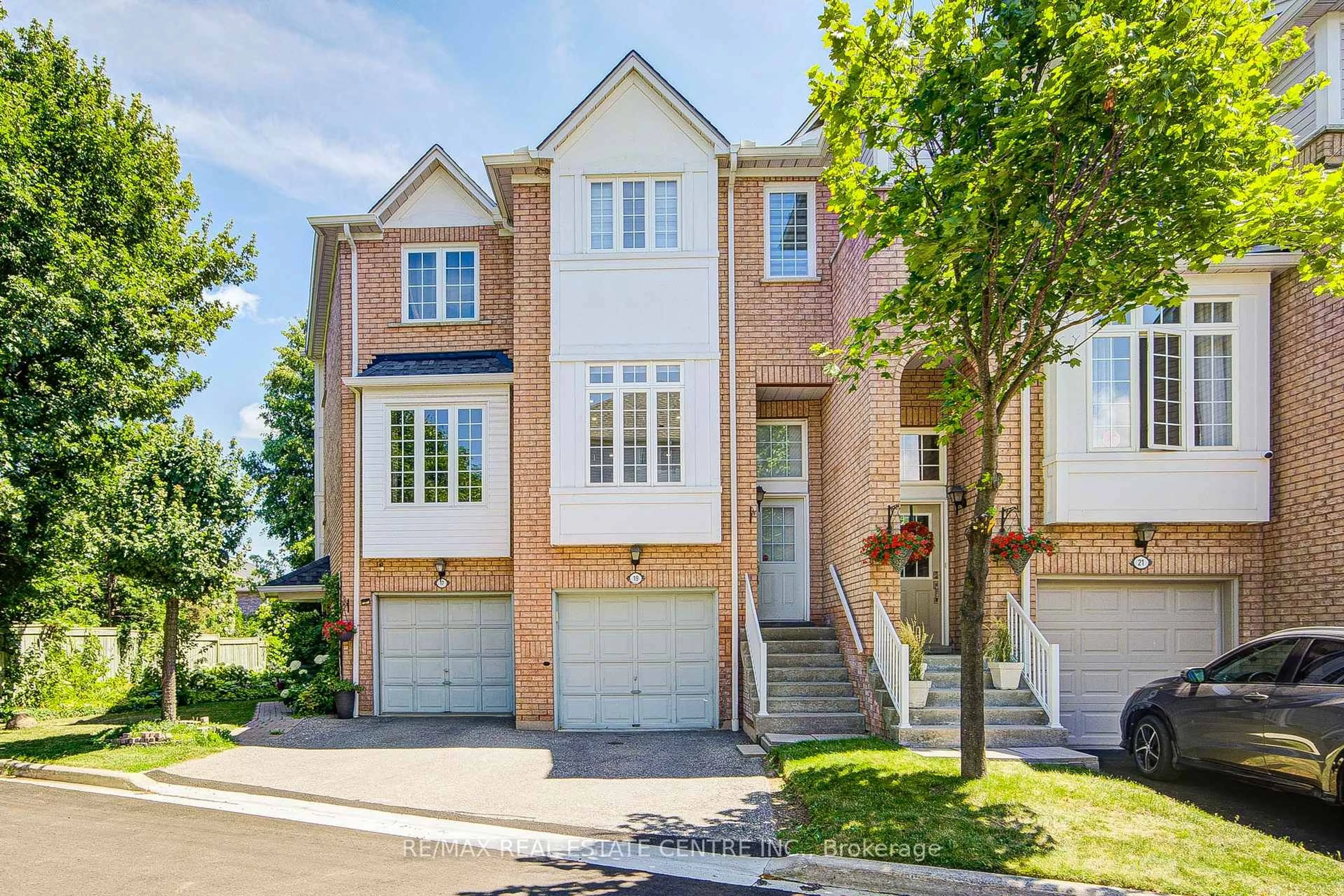 Home with brick exterior material, street for 280 Hillcrest Ave #19, Mississauga Ontario L5B 4L3
