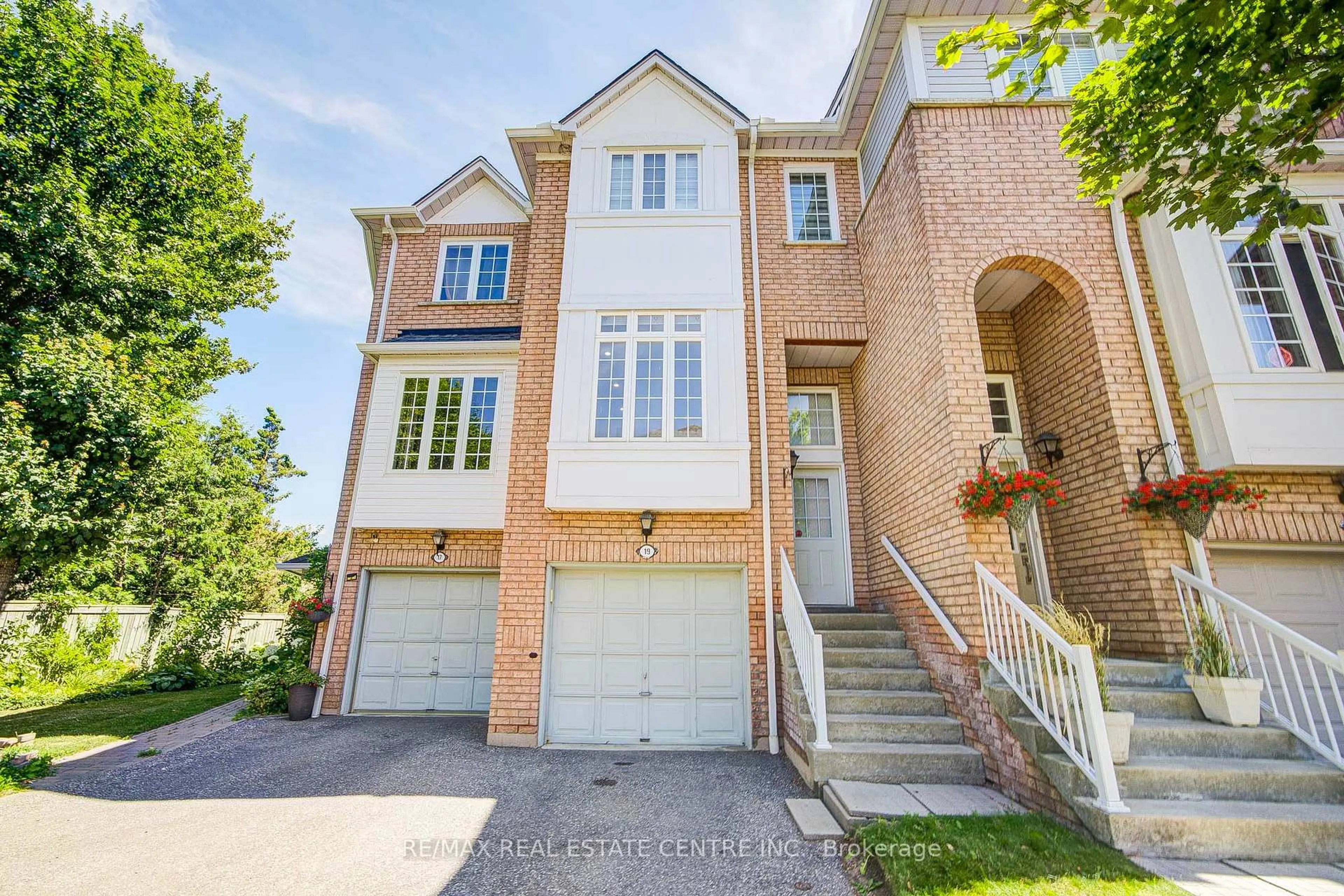 Home with brick exterior material, street for 280 Hillcrest Ave #19, Mississauga Ontario L5B 4L3
