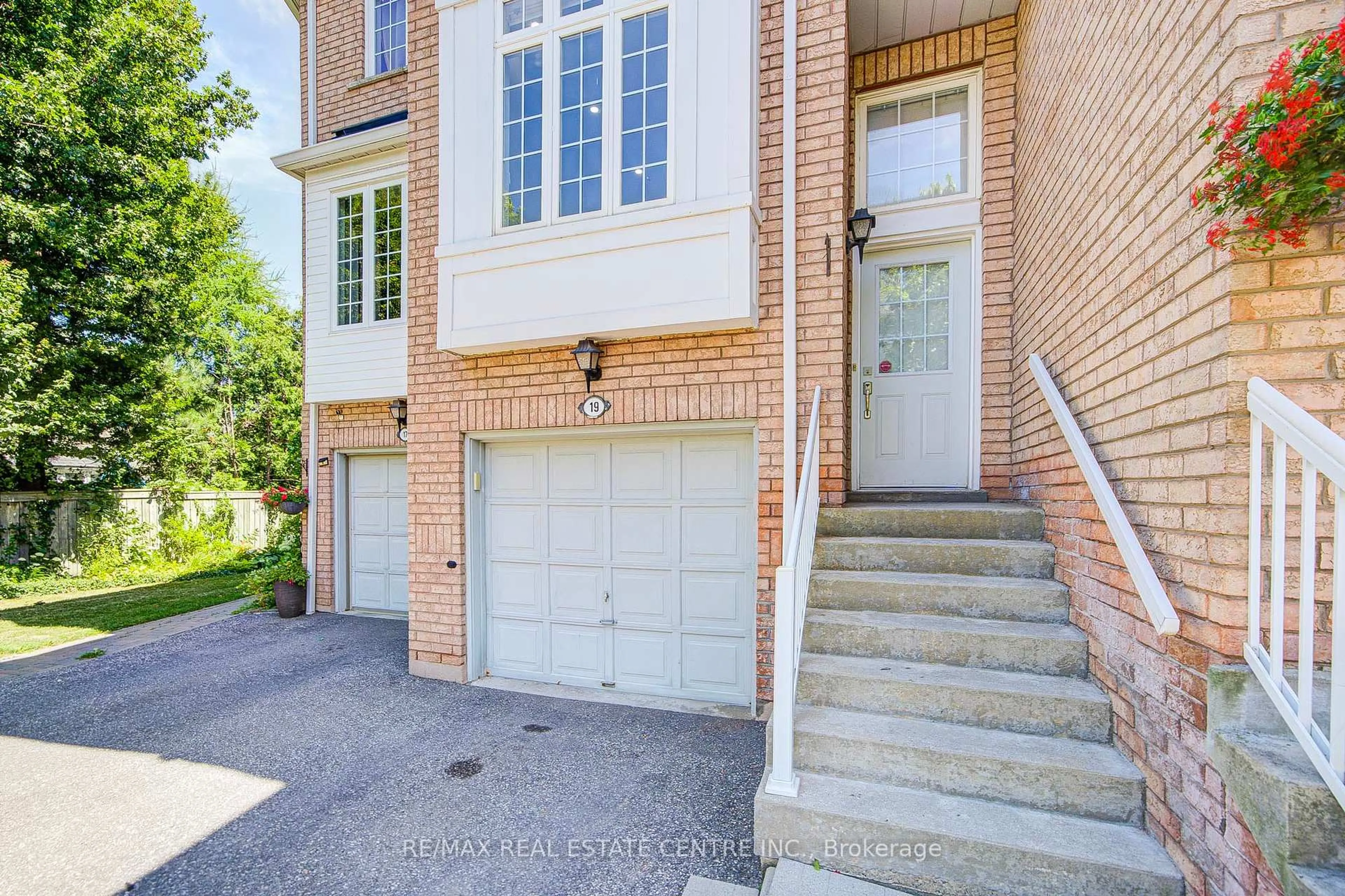 Home with brick exterior material, street for 280 Hillcrest Ave #19, Mississauga Ontario L5B 4L3