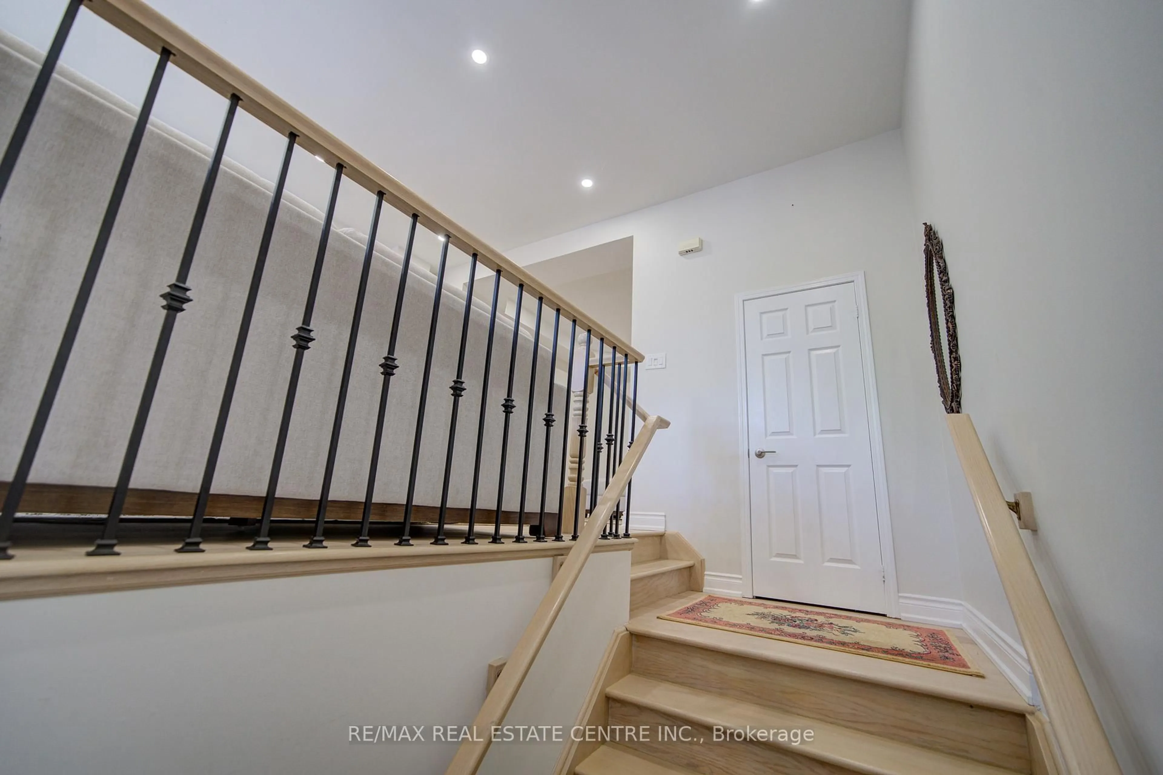 Stairs for 280 Hillcrest Ave #19, Mississauga Ontario L5B 4L3