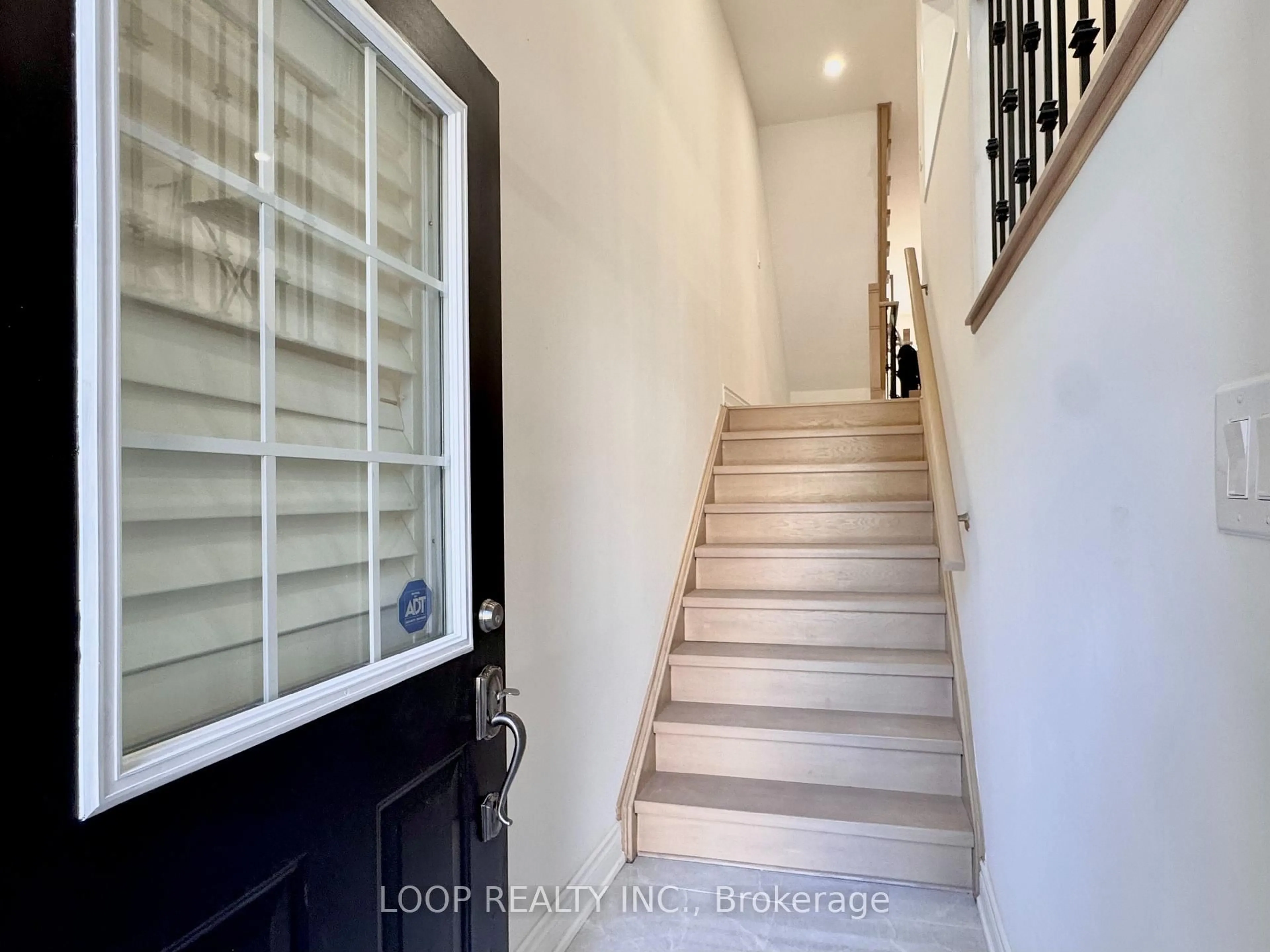 Indoor foyer for 601 Shoreline Dr #102, Mississauga Ontario L5B 4K8