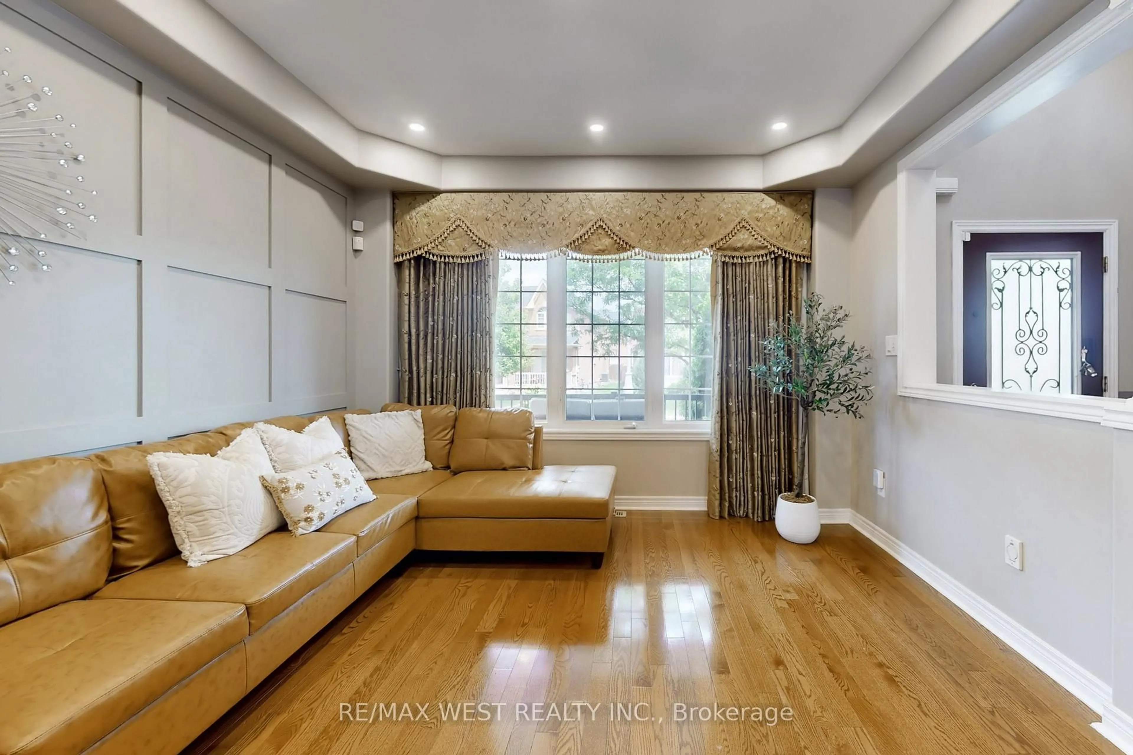 Living room with furniture, unknown for 6 Igloo Tr, Brampton Ontario L6R 3K6