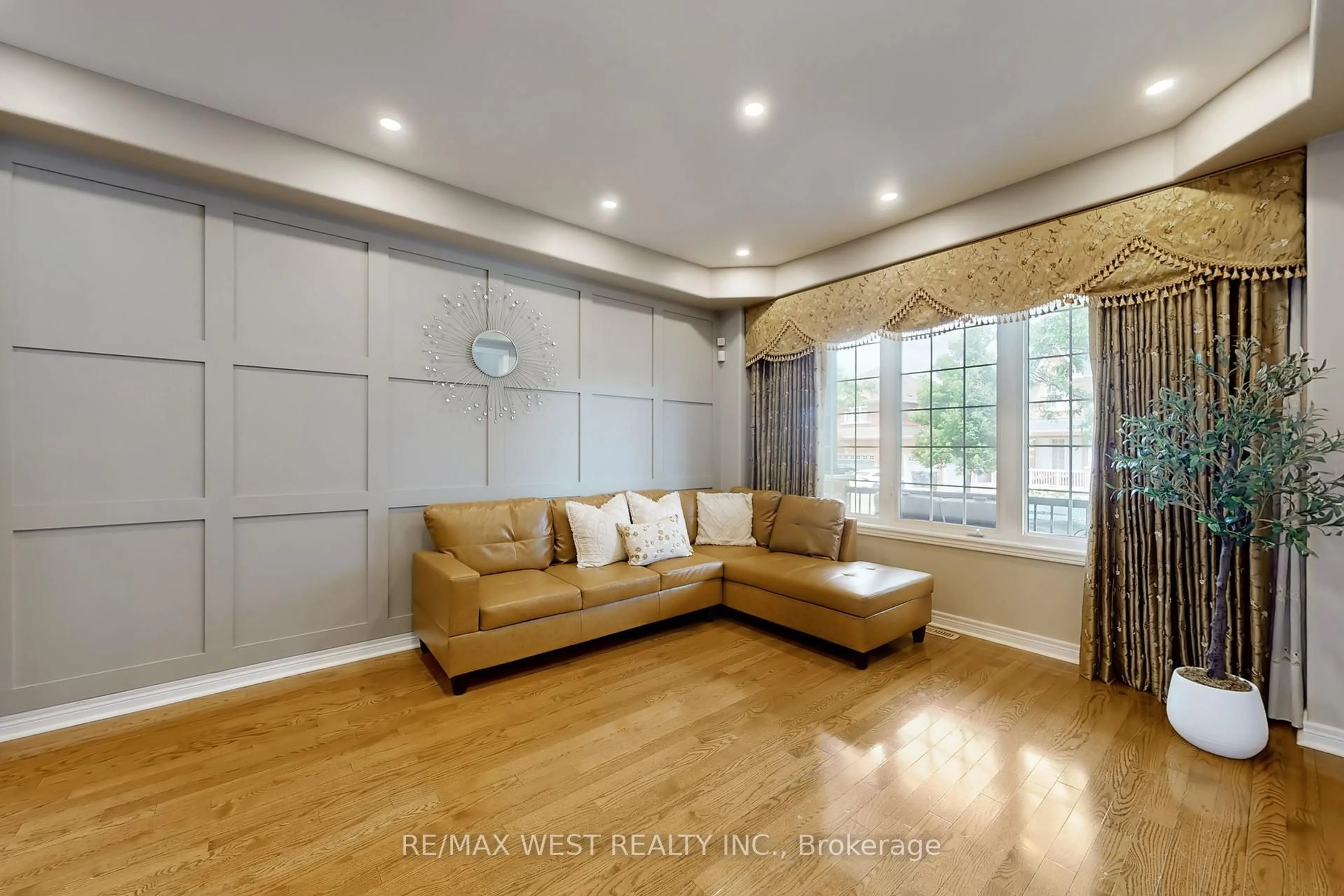 Living room with furniture, unknown for 6 Igloo Tr, Brampton Ontario L6R 3K6