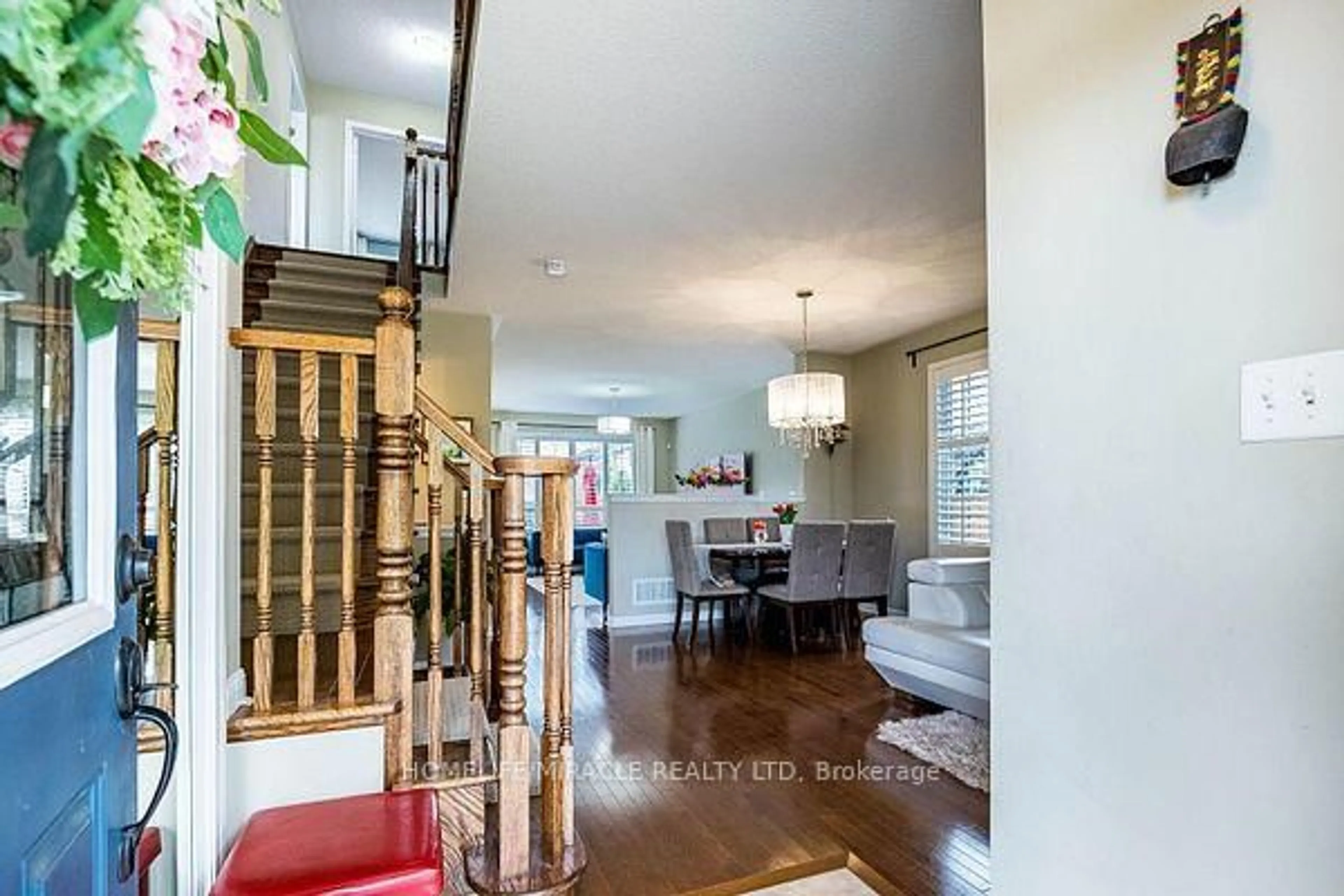 Indoor foyer for 851 Bennett Blvd, Milton Ontario L9T 6X9