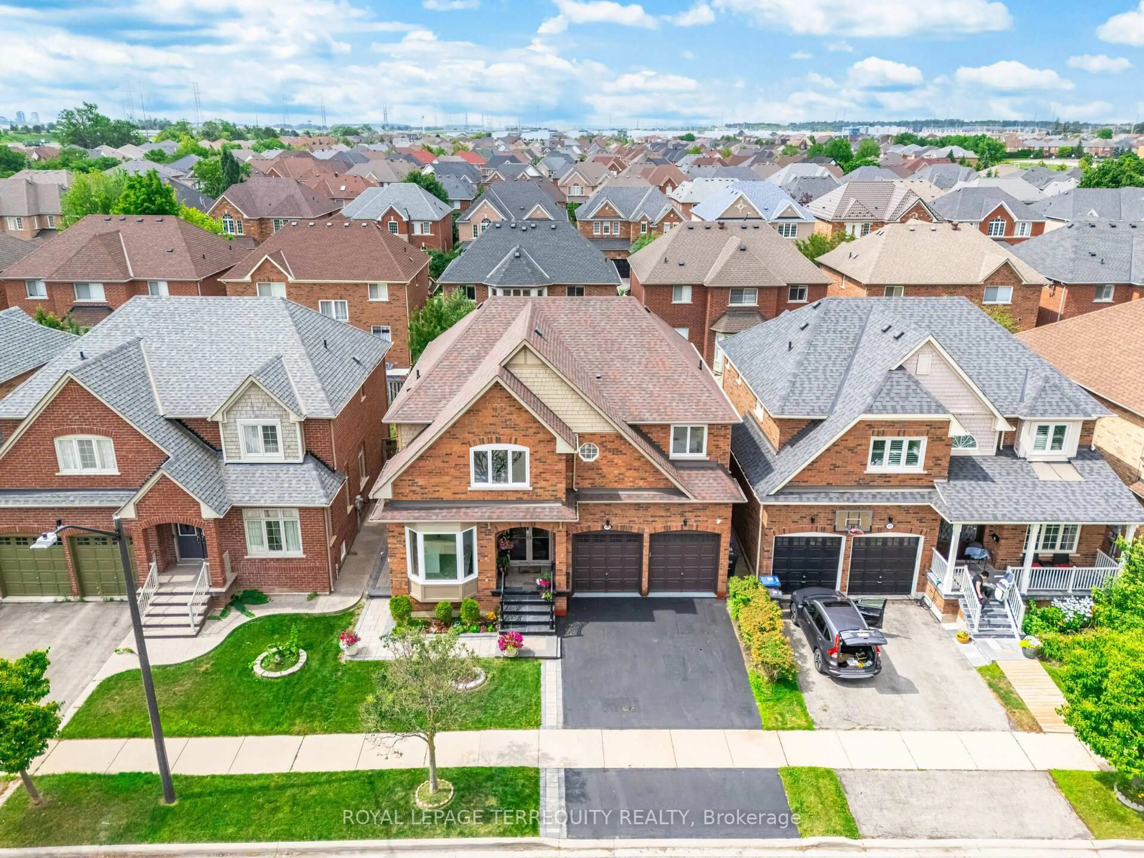 A pic from outside/outdoor area/front of a property/back of a property/a pic from drone, street for 4814 Dunoon Dr, Mississauga Ontario L5M 7J8