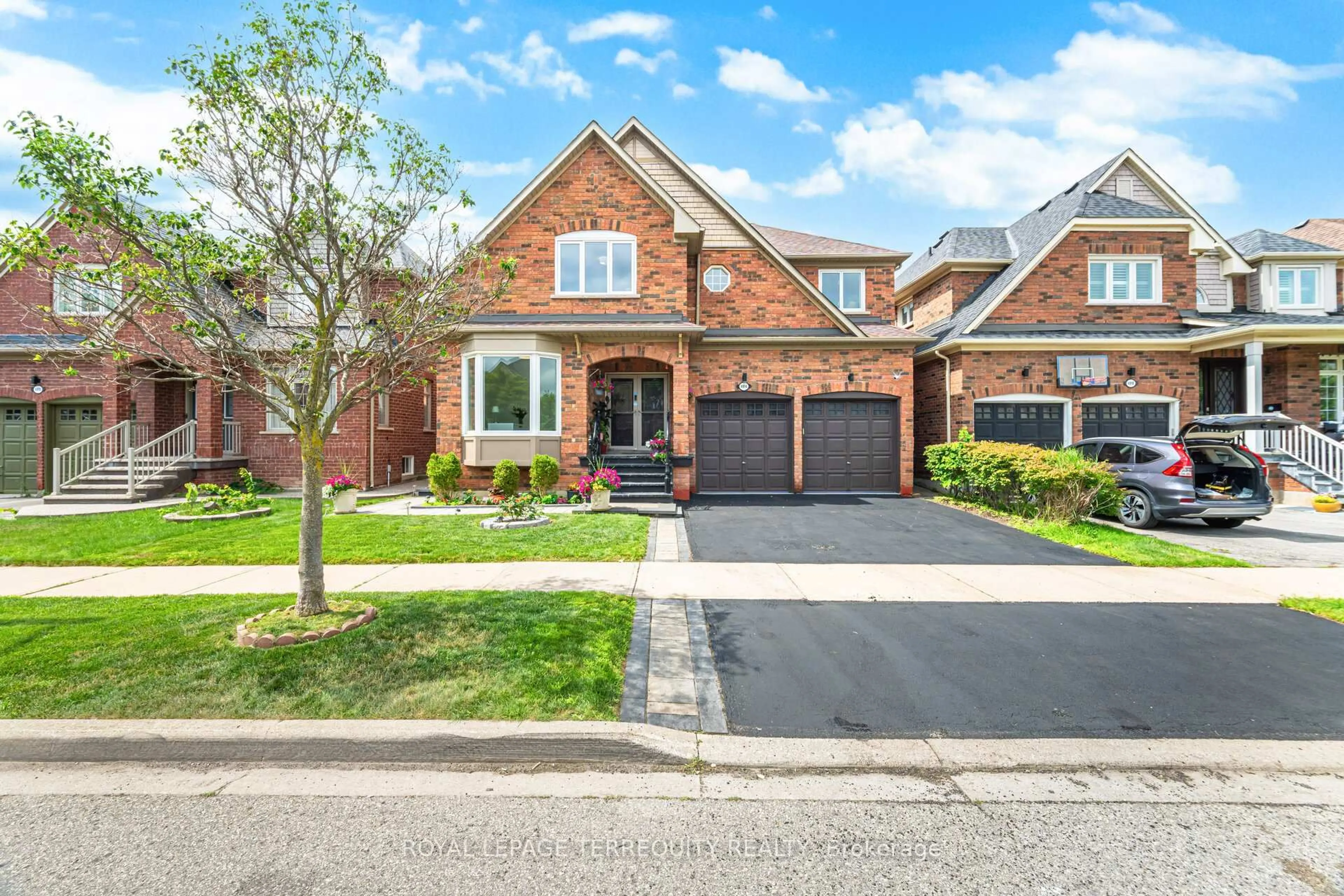Home with brick exterior material, street for 4814 Dunoon Dr, Mississauga Ontario L5M 7J8