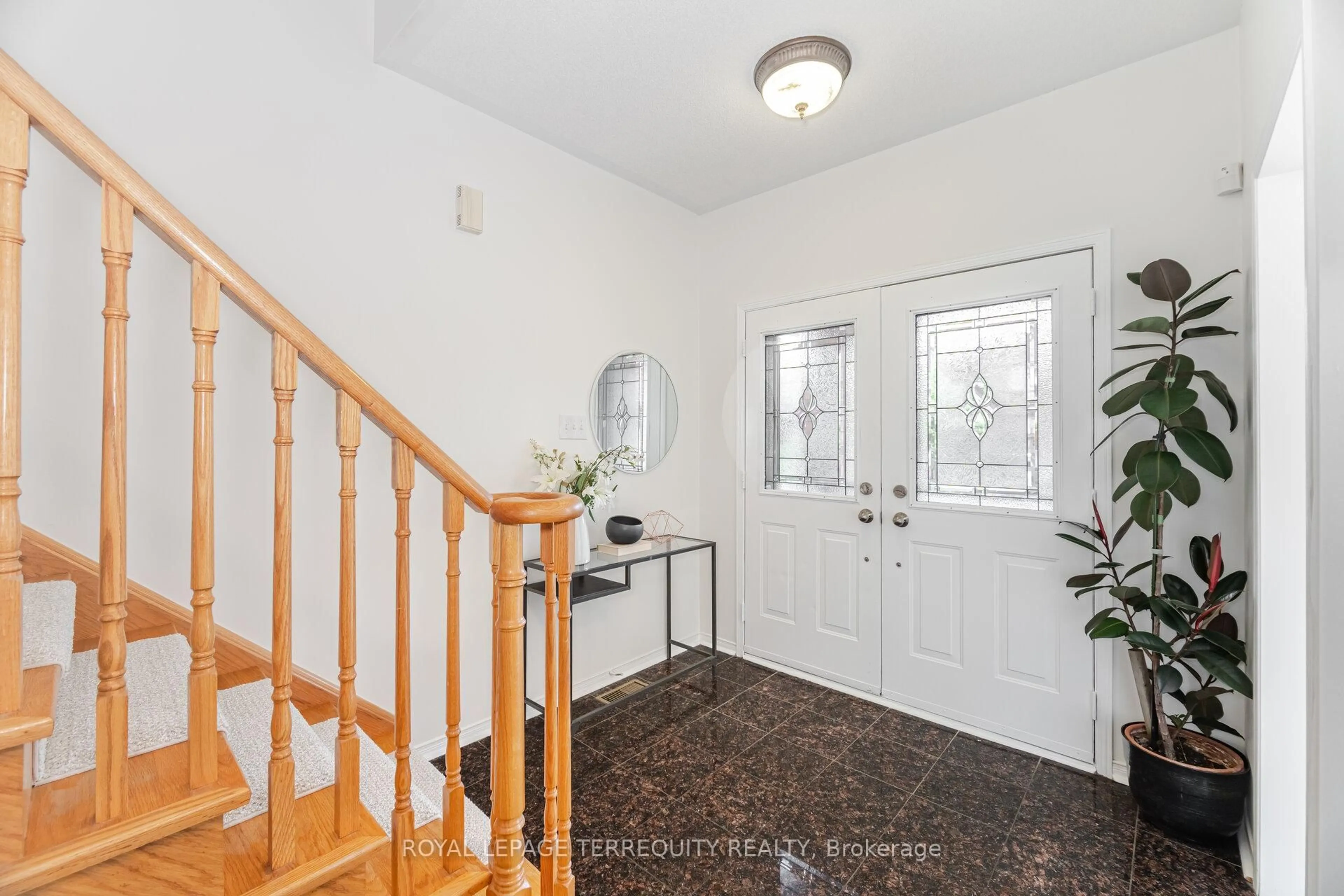 Indoor entryway for 4814 Dunoon Dr, Mississauga Ontario L5M 7J8
