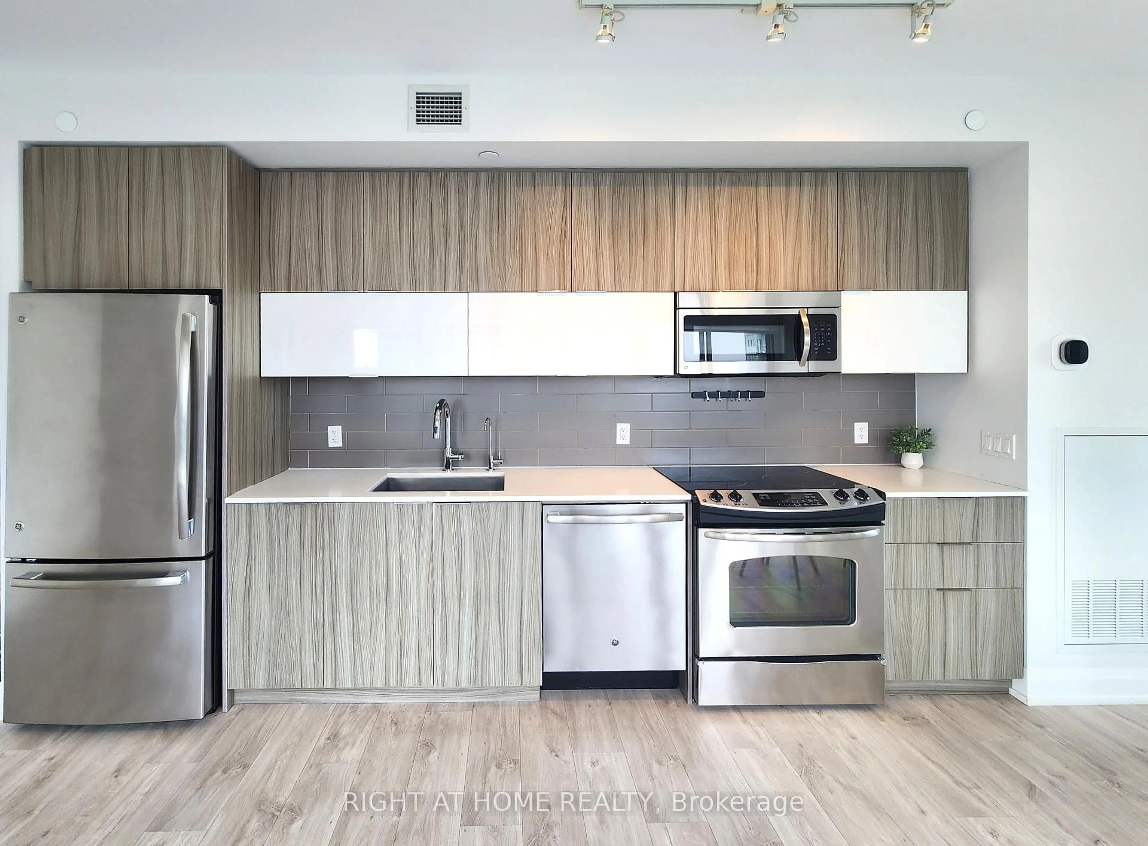 Unknown for 56 Annie Craig Dr #1402, Toronto Ontario M8V 0C8