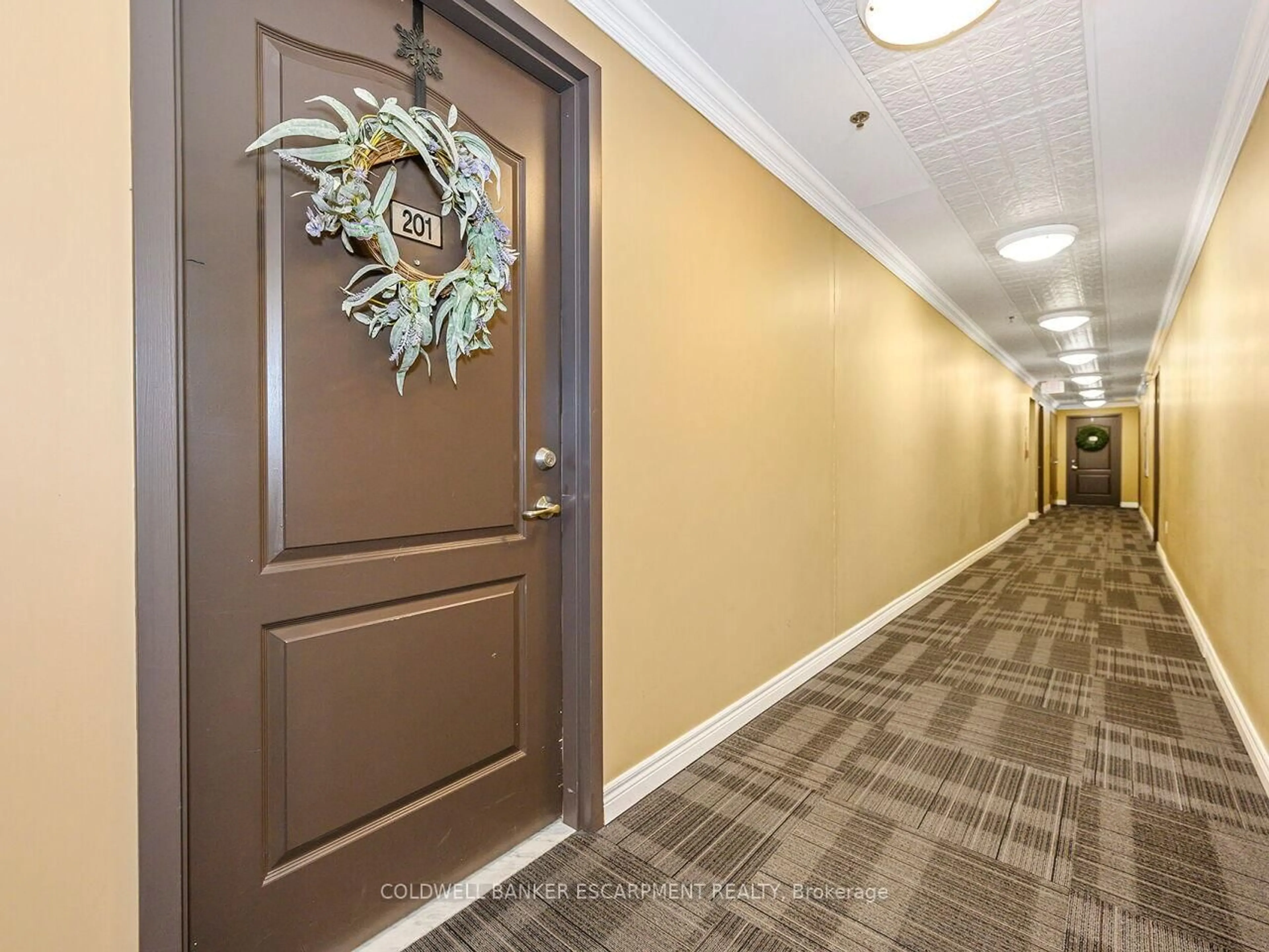 Indoor foyer for 1419 Costigan Rd #201, Milton Ontario L9T 2L4