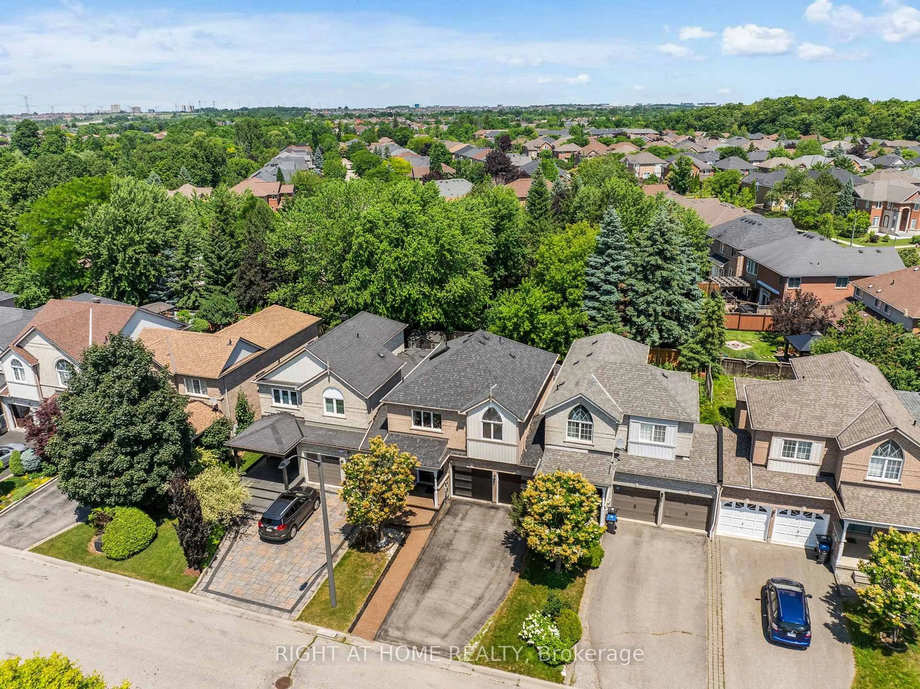 A pic from outside/outdoor area/front of a property/back of a property/a pic from drone, street for 7229 Pallett Crt, Mississauga Ontario L5N 8E5
