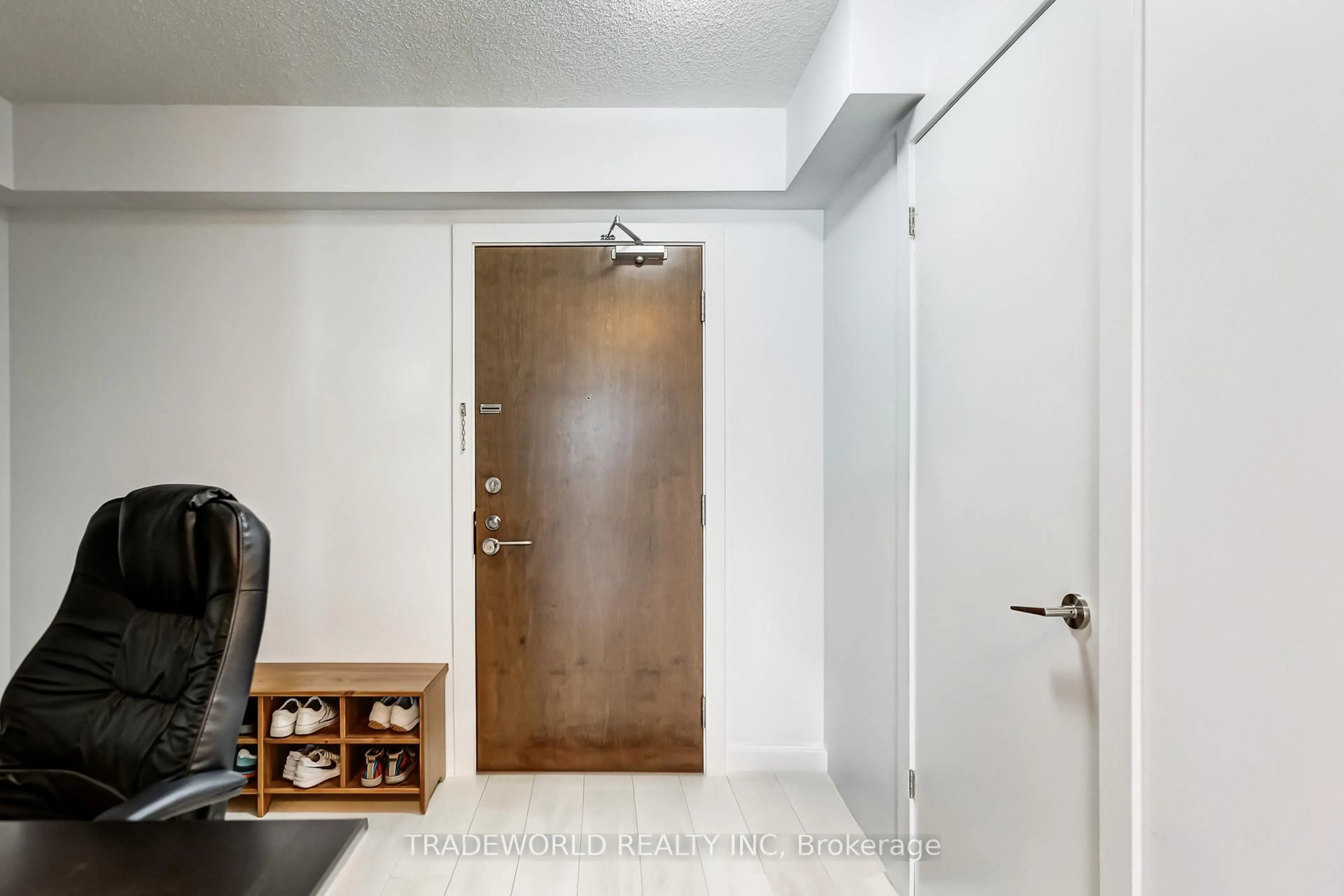 Indoor entryway for 2220 Lakeshore Blvd #1203, Toronto Ontario M8V 0C1