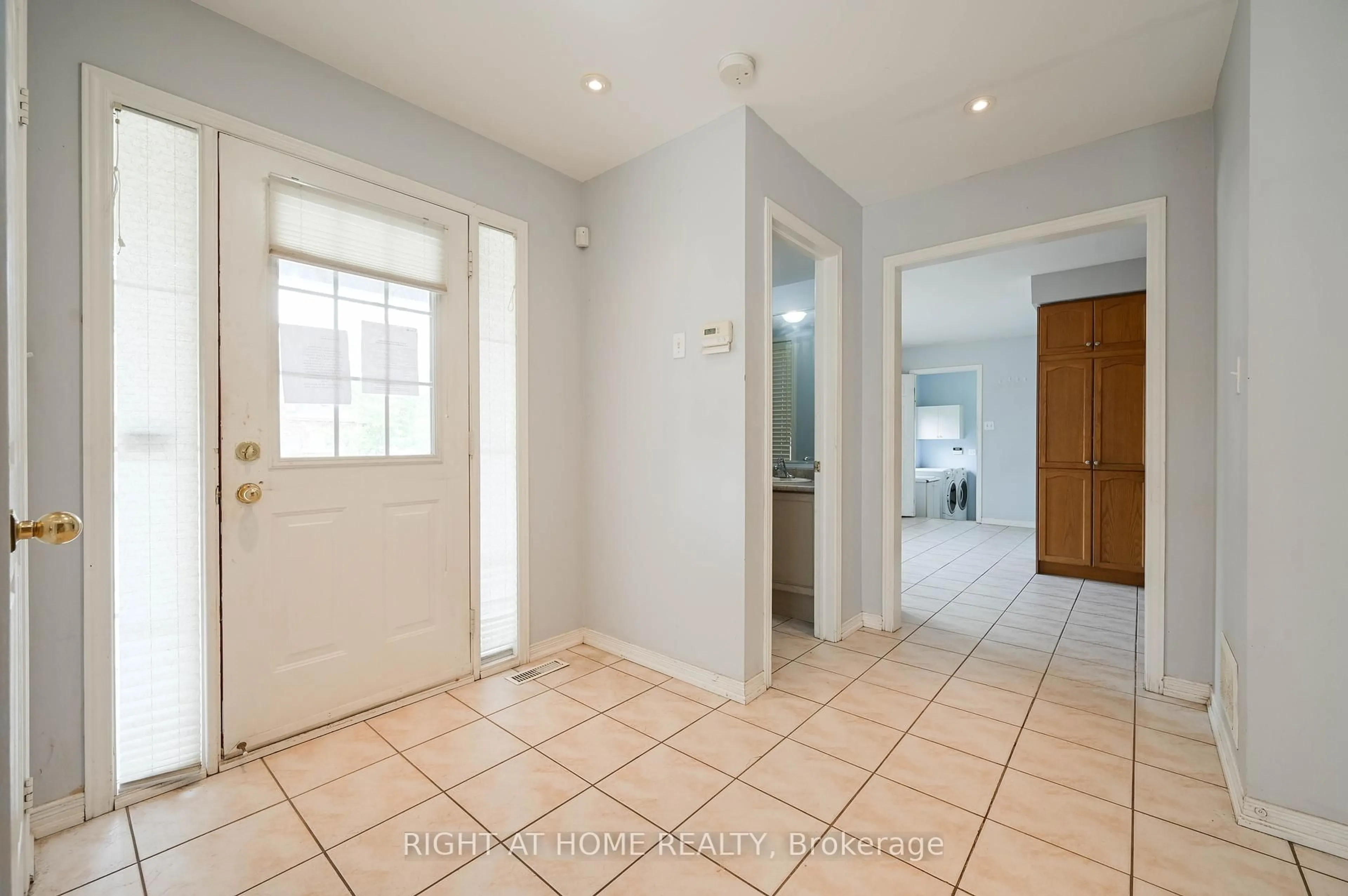 Indoor entryway for 138 Zia Dodda Cres, Brampton Ontario L6P 1T4