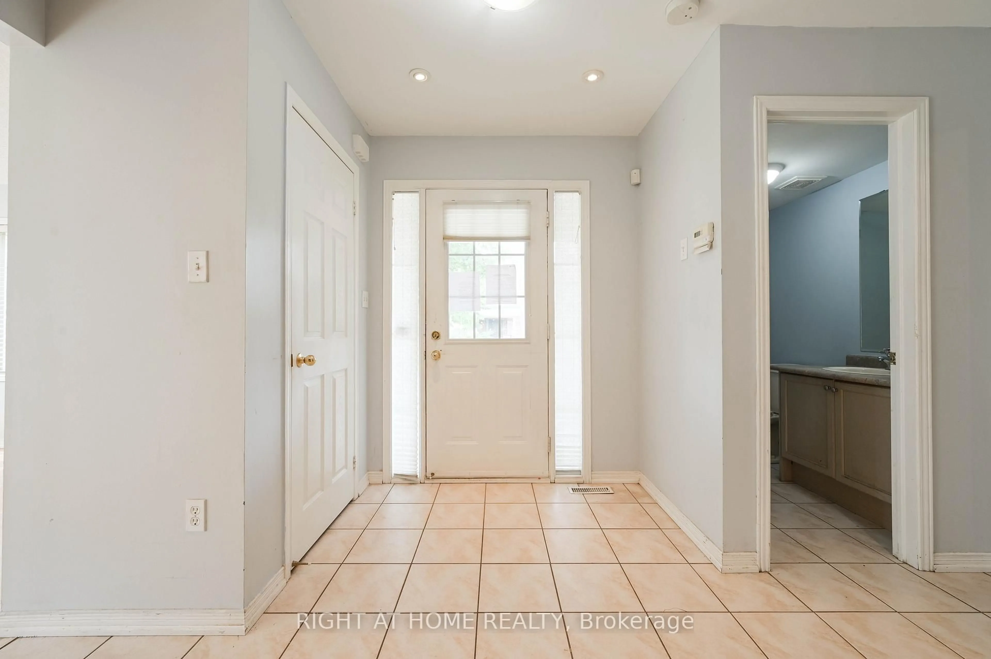 Indoor entryway for 138 Zia Dodda Cres, Brampton Ontario L6P 1T4