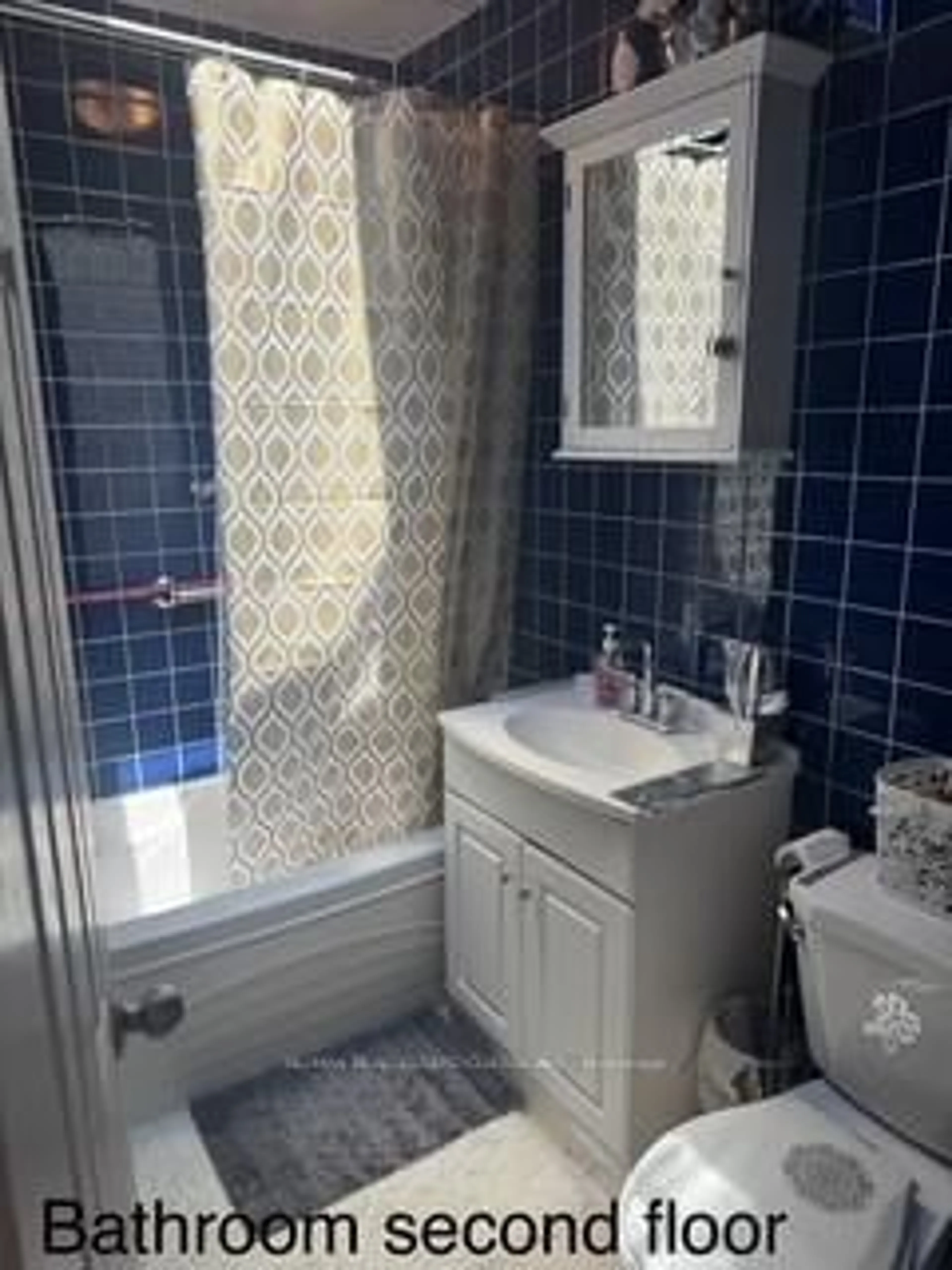 Standard bathroom, ceramic/tile floor for 48 Croham Rd, Toronto Ontario M6E 4X8