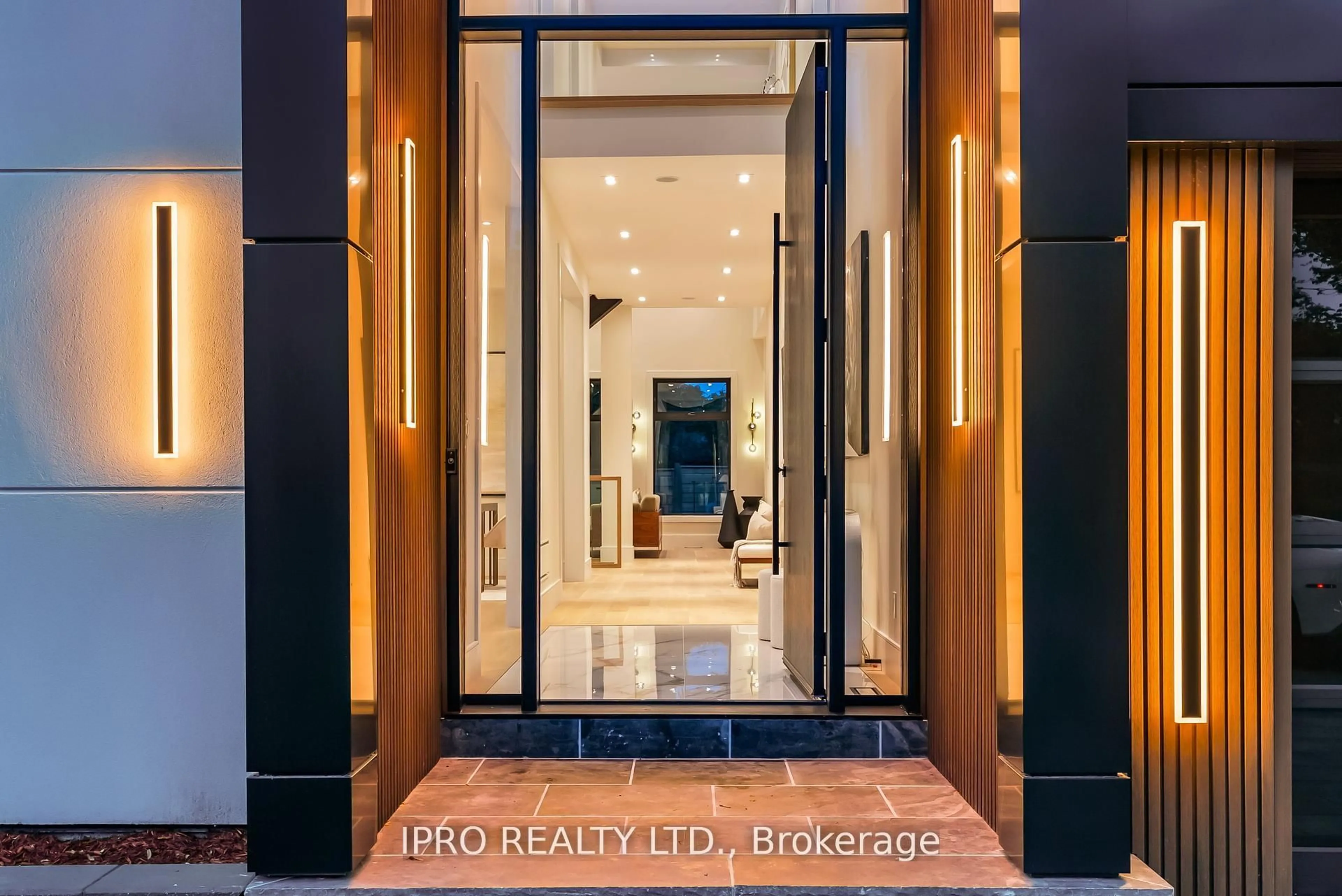 Indoor entryway for 1328 Waverly Ave, Oakville Ontario L6L 2S3