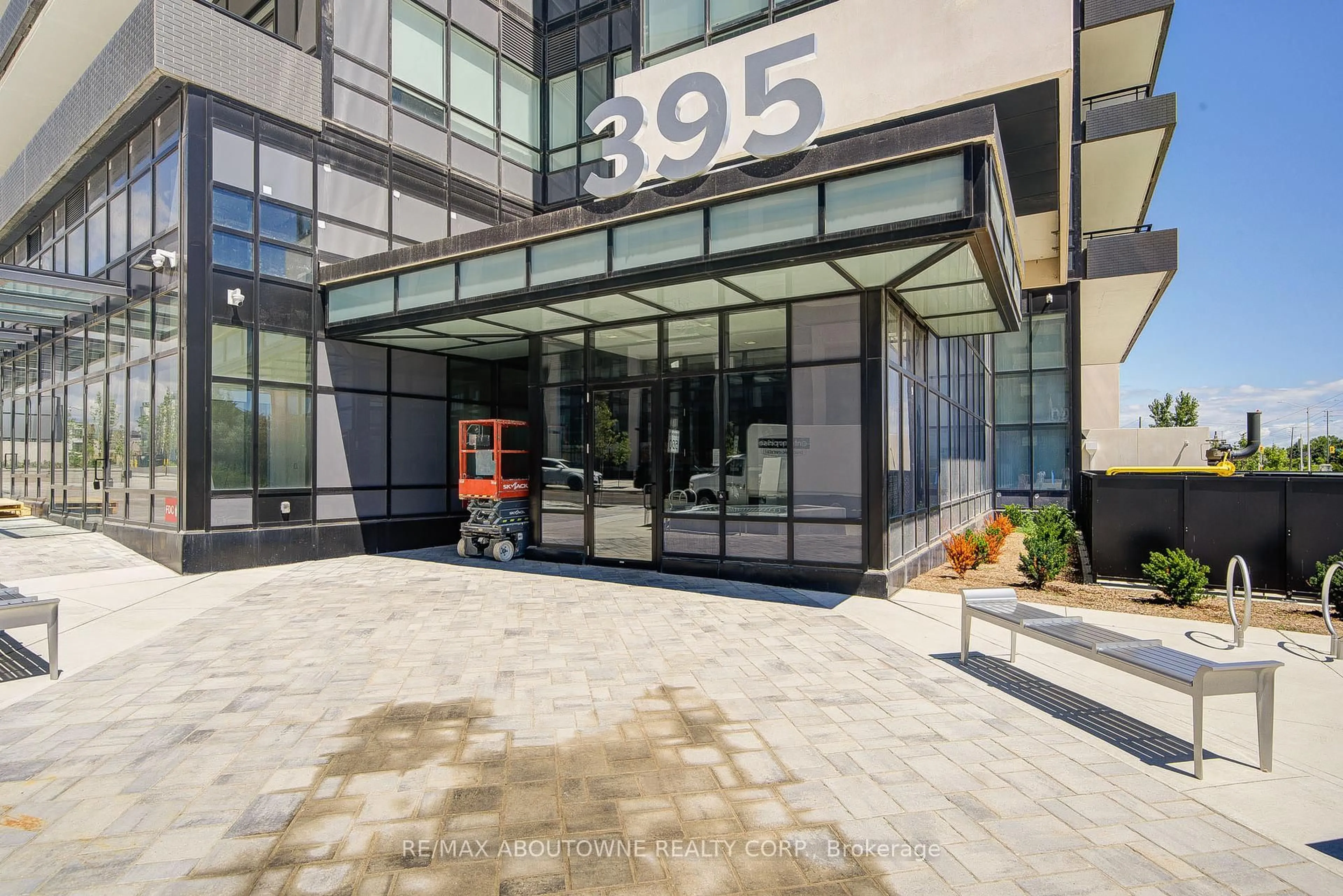 Indoor foyer for 395 Dundas St #234, Oakville Ontario L6M 5R8
